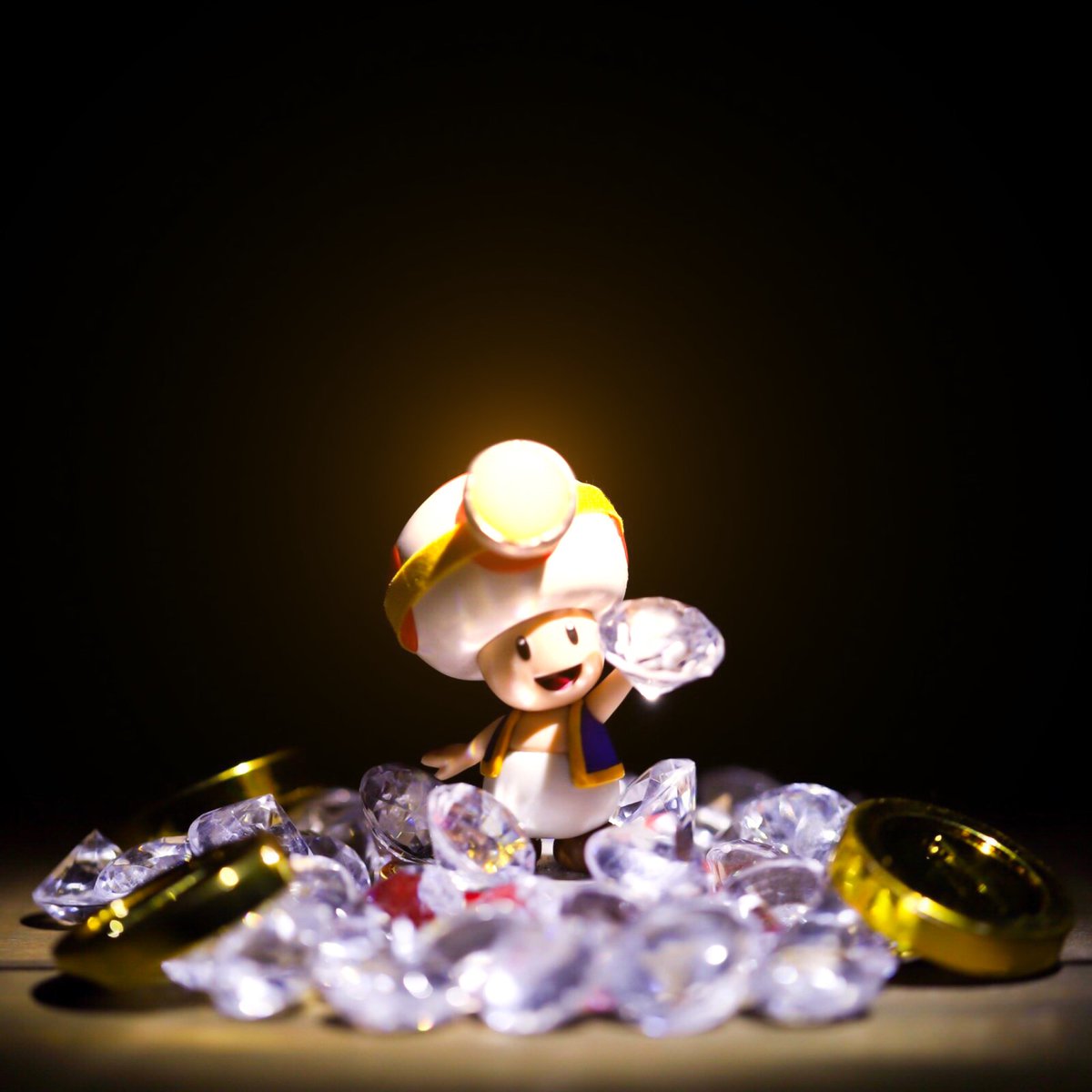 PaulodeBarrosX's tweet photo. Nintendo em relação a mídia física:

"Nosso objetivo não é simplesmente aumentar a participação das vendas digitais, mas maximizar as vendas totais de software, incluindo as vendas de software físico. Essa política permanecerá inalterada."

Furukawa explicou que a Nintendo pretende:

Continuar oferecendo jogos tanto em formato físico quanto digital.

Melhorar a experiência para quem compra cartuchos e para quem prefere downloads.

Não forçar uma migração para o digital, mesmo reconhecendo que as vendas digitais continuam crescendo.