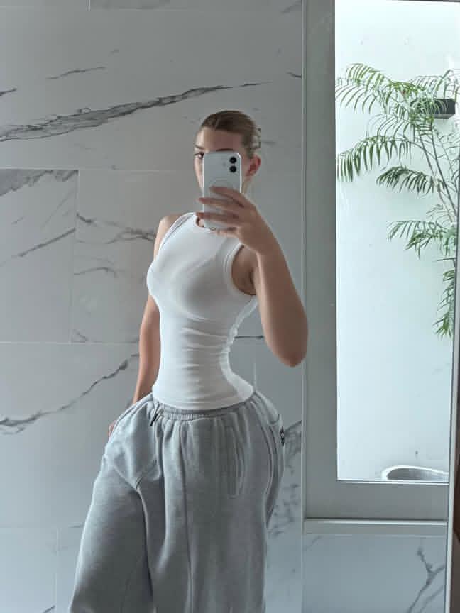 fxtcherry's tweet photo. Slim waist https://t.co/IZBmaafDwm