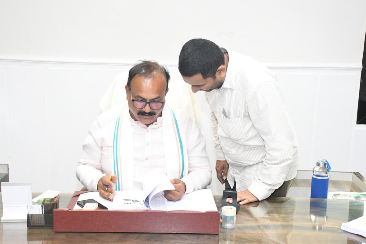 kuldeepvartak's tweet photo. वसई विरार शहर जिल्हा काँग्रेसच्या कार्याध्यक्ष पदी नियुक्ती झाल्यानंतर आज माझ्या कार्याचा वार्षिक अहवाल प्रांतअध्यक्ष हर्षवर्धन सपकाळ दादा यांना सादर केला. 
@INCHarshsapkal @RahulGandhi 
@MukulWasnik @kharge https://t.co/2l0NE7svTX