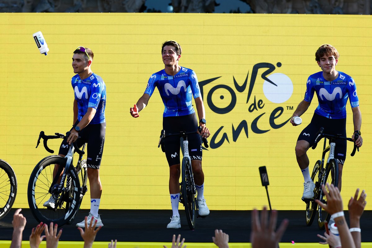 Movistar_Team's tweet photo. 🇫🇷 #TDF2026

Un día para no olvidar. Gracias, Barcelona, por el increíble recibimiento.

💙 ¡No hay nada como salir desde casa!

📷 @SprintCycling

#RodamosJuntos | @movistar_es https://t.co/01k56kaz7Z