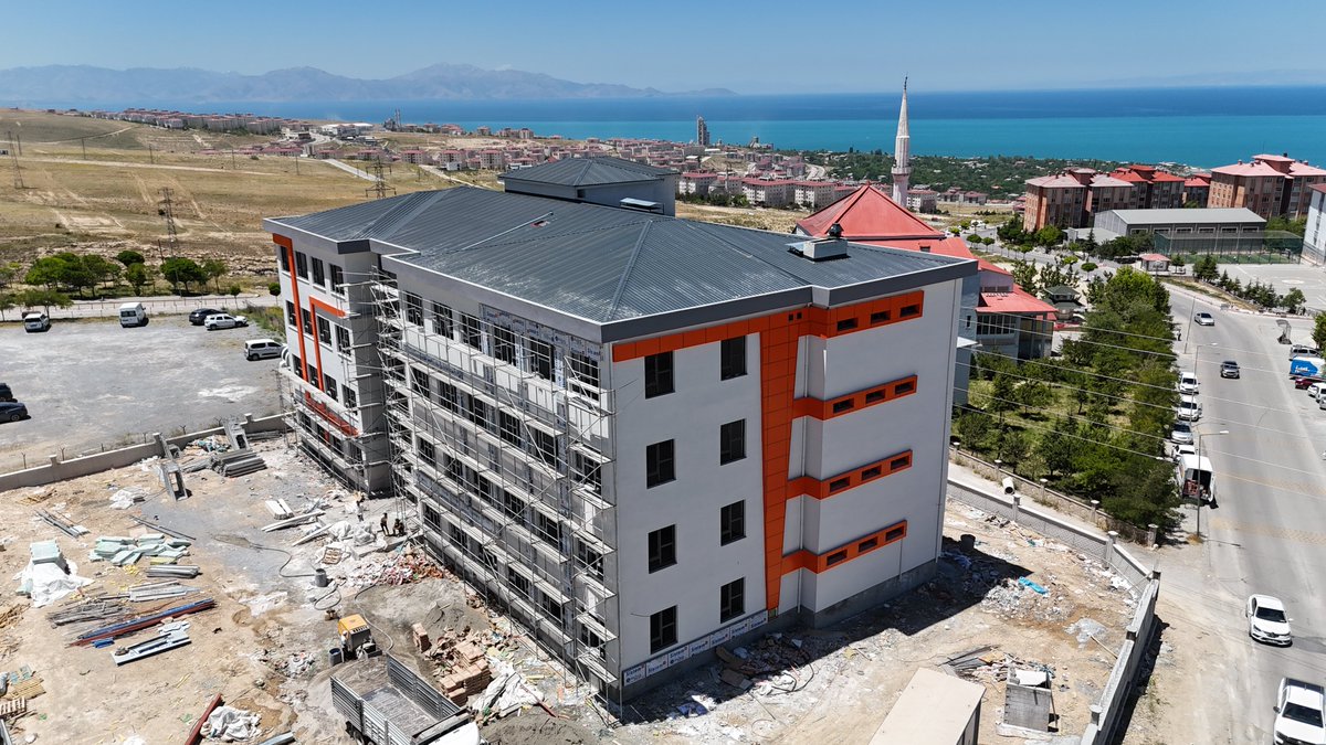 tcvanvaliligi's tweet photo. İlimize 280 Yeni Okul Kazandırdık

Valimiz Sn. Ozan Balcı, Edremit’te yapımı devam eden 24 derslikli ortaokul inşaatında incelemelerde bulundu. 

Yürütülen çalışmalar hakkında bilgi alan Valimiz, “İnşaatı devam eden okullarımız var. Bu okulları bitirdiğimizde son 3 yıl içerisinde 280 okulu eğitim öğretime açmış olacağız. Okullarımızın 160 tanesi anaokuludur. Okullarımız Van’ımıza hayırlı uğurlu olsun. ”dedi.

@valiozanbalci75