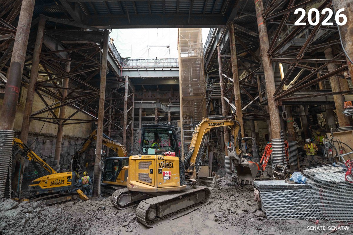 SenatCA's tweet photo. 🏗️ #LeSaviezVous? Autrefois une cour à ciel ouvert de l’édifice du Centre, cet espace subi une transformation grâce à l’excavation de nouveaux niveaux de sous-sol sous l’édifice. Une fois les travaux terminés, il deviendra l’entrée des tribunes publiques du Sénat, aménagée sous une verrière soutenue par de l’acier canadien.

#SenCA #VPLT #AuCoeurDuCentre