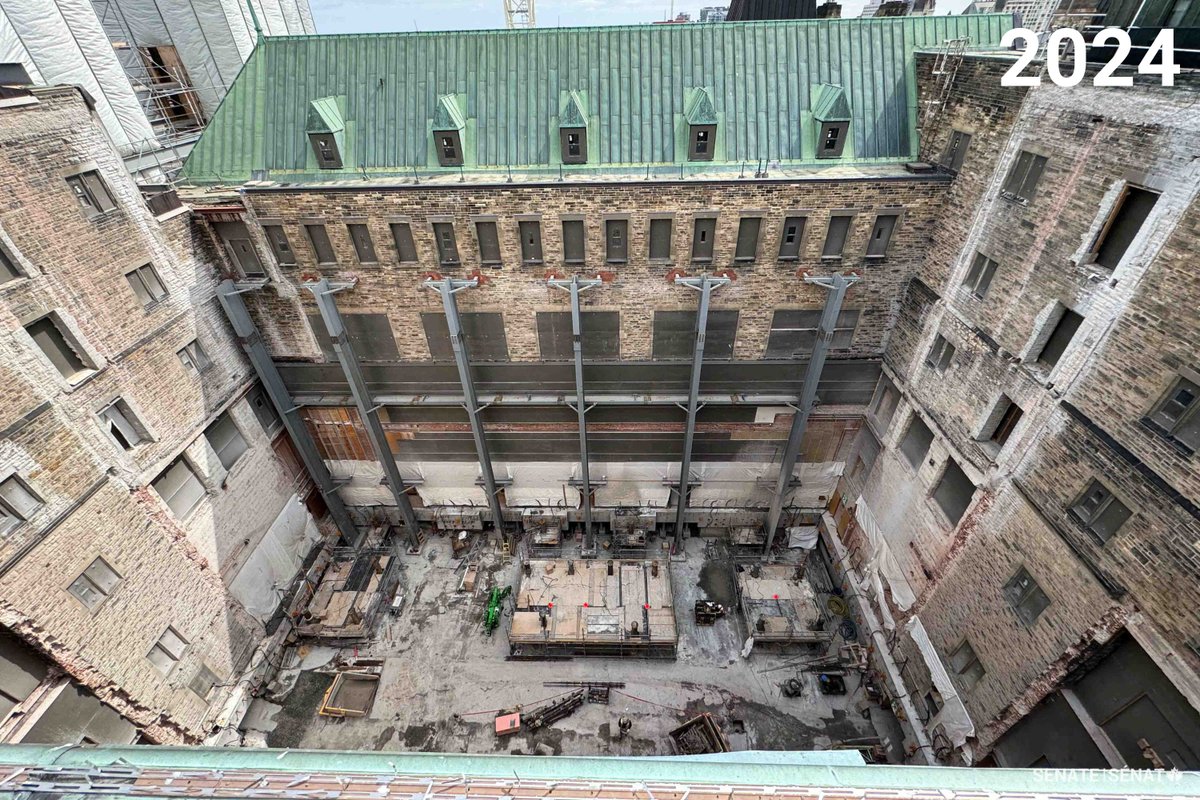 SenatCA's tweet photo. 🏗️ #LeSaviezVous? Autrefois une cour à ciel ouvert de l’édifice du Centre, cet espace subi une transformation grâce à l’excavation de nouveaux niveaux de sous-sol sous l’édifice. Une fois les travaux terminés, il deviendra l’entrée des tribunes publiques du Sénat, aménagée sous une verrière soutenue par de l’acier canadien.

#SenCA #VPLT #AuCoeurDuCentre