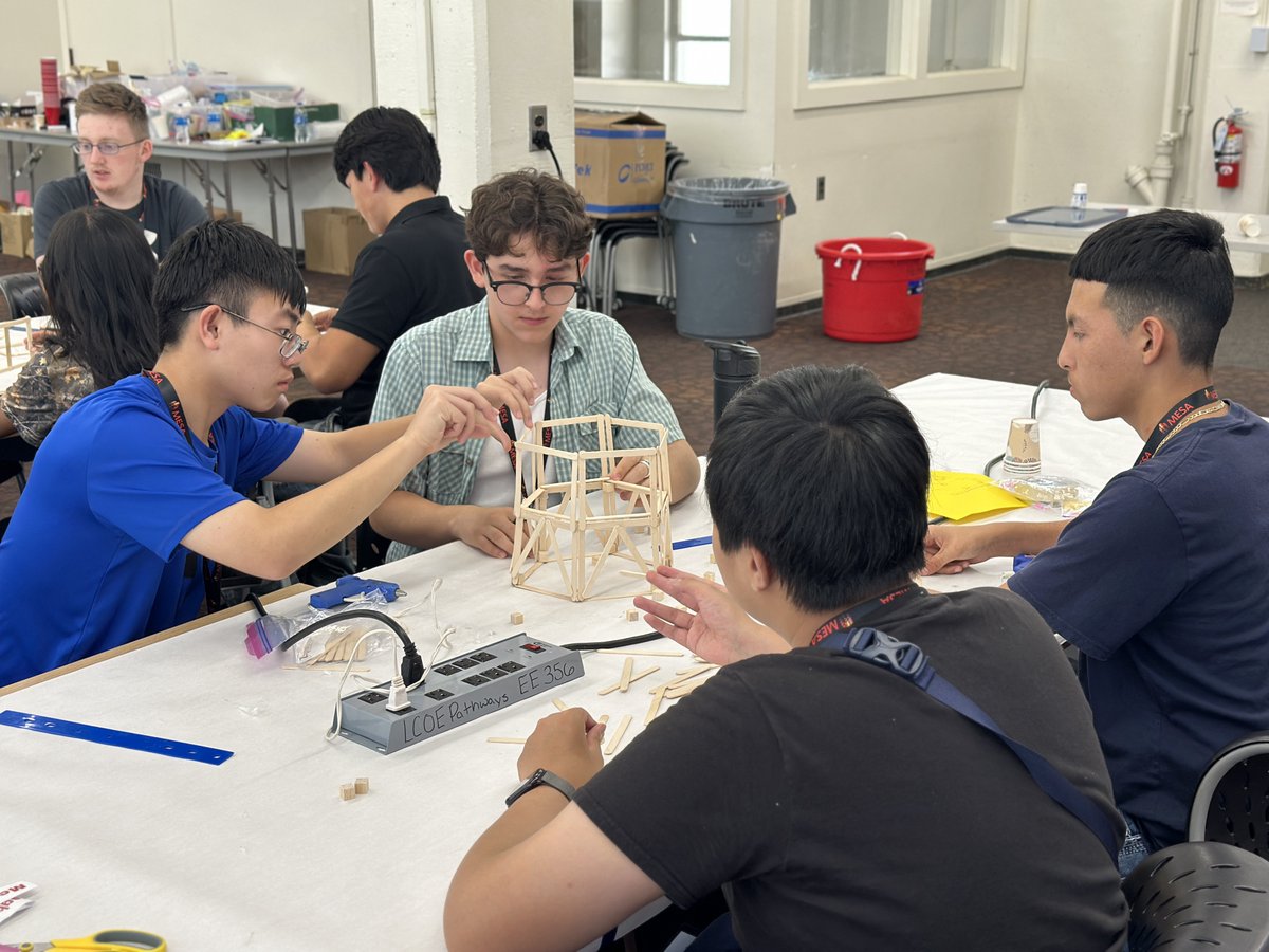 FresnoStateLCOE's tweet photo. From brainstorming to building, our high school summer engineering camp inspired students to think creatively, solve problems, and discover the exciting world of engineering.💡🐾 https://t.co/fstcEy1l7c