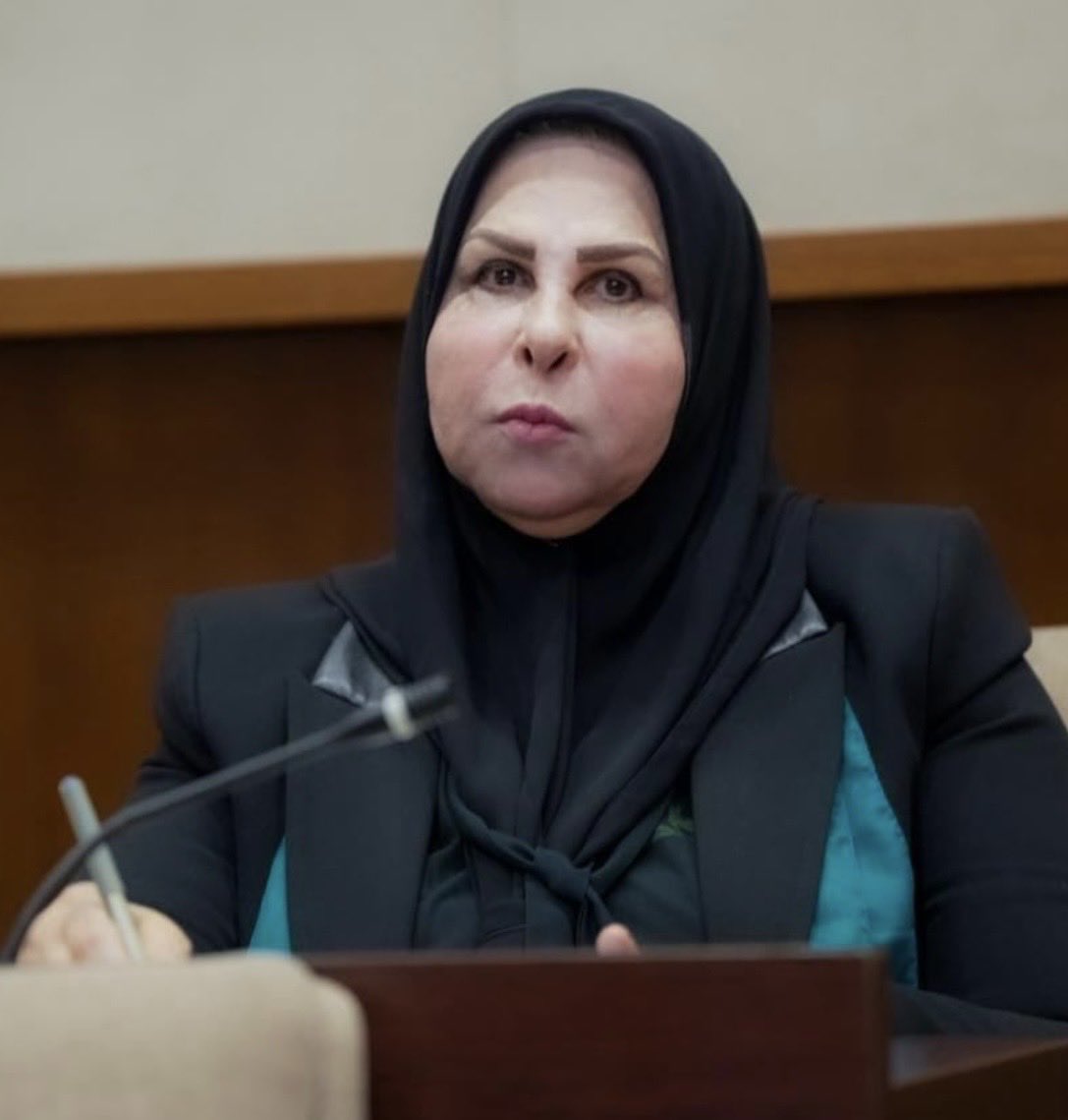 arqora_'s tweet photo. عالية نصيف على الرغم هي حرامية وسرقت المليارات لكن ما نزعت حجابها وما طلعت ولا شعراية كم انتِ شريفة يا عالية 😍 https://t.co/hcQnwbw1gy