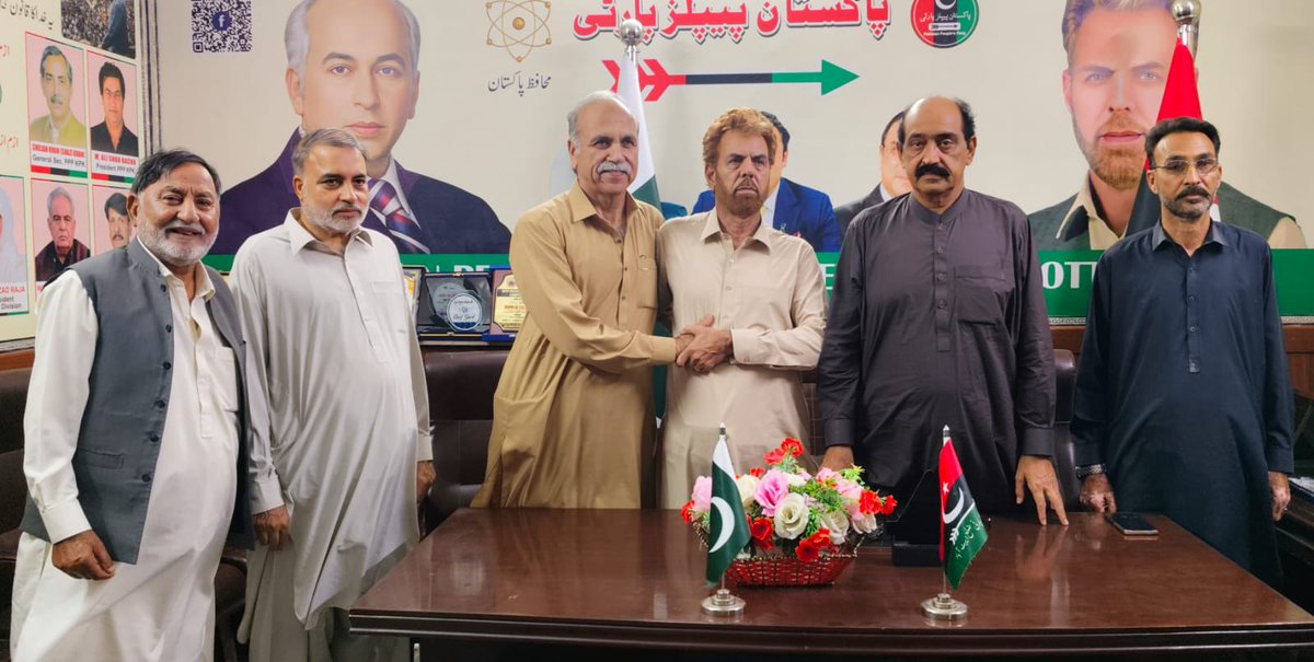 PPPKP_Official's tweet photo. آزاد کشمیر انتخابات: پارٹی قیادت کی کامیاب مفاہمتی کوششیں، دو حلقوں میں ناراض امیدوار پیپلز پارٹی کے نامزد امیدواروں کے حق میں دستبردار

آزاد کشمیر قانون ساز اسمبلی کے انتخابات کے سلسلے میں پاکستان پیپلز پارٹی کی قیادت کی کامیاب مفاہمتی کوششوں کے نتیجے میں دو اہم حلقوں میں مثبت سیاسی پیش رفت سامنے آئی ہے۔

حلقہ ایل اے-45 (ویلی 6) میں اختیار اللہ بٹ نے پارٹی کے نامزد امیدوار عبدالماجد خان کے حق میں اپنے کاغذاتِ نامزدگی واپس لینے اور بھرپور حمایت کا اعلان کر دیا، جبکہ حلقہ ایل اے-25 نیلم-1 میں سید نصیر حسین کاظمی ایڈووکیٹ نے بھی پارٹی کے نامزد امیدوار کے حق میں دستبردار ہونے پر اتفاق کیا۔

یہ پیش رفت پاکستان پیپلز پارٹی خیبرپختونخوا کے صوبائی صدر سید محمد علی شاہ باچا اور جنرل سیکرٹری محمد شجاع خان کی ہدایت پر ہونے والے کامیاب مذاکرات کا نتیجہ ہے، جن میں ہزارہ ڈویژن کے صدر ملک فاروق تنولی اور ضلع ایبٹ آباد کے صدر سید سلیم شاہ نے اہم کردار ادا کیا۔

پاکستان پیپلز پارٹی کی قیادت نے اس پیش رفت کو پارٹی اتحاد، تنظیمی استحکام اور اجتماعی سیاسی حکمتِ عملی کا مظہر قرار دیتے ہوئے اس عزم کا اظہار کیا کہ تمام رہنما اور کارکن نامزد امیدواروں کی کامیابی کے لیے متحد ہو کر انتخابی مہم چلائیں گے
@BBhuttoZardari @SyedMAliShah_
