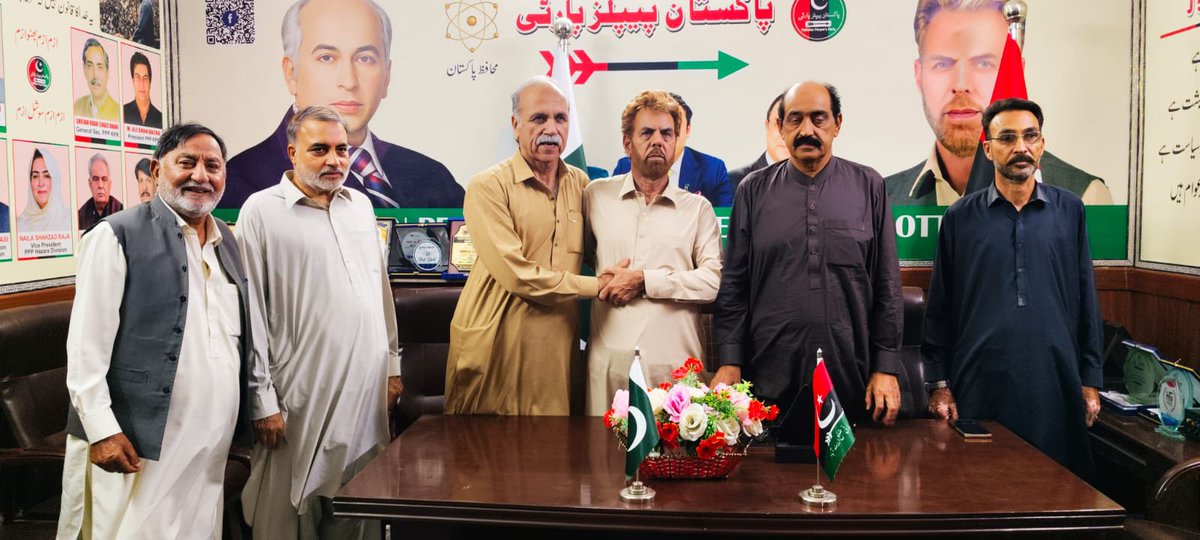 PPPKP_Official's tweet photo. آزاد کشمیر انتخابات: پارٹی قیادت کی کامیاب مفاہمتی کوششیں، دو حلقوں میں ناراض امیدوار پیپلز پارٹی کے نامزد امیدواروں کے حق میں دستبردار

آزاد کشمیر قانون ساز اسمبلی کے انتخابات کے سلسلے میں پاکستان پیپلز پارٹی کی قیادت کی کامیاب مفاہمتی کوششوں کے نتیجے میں دو اہم حلقوں میں مثبت سیاسی پیش رفت سامنے آئی ہے۔

حلقہ ایل اے-45 (ویلی 6) میں اختیار اللہ بٹ نے پارٹی کے نامزد امیدوار عبدالماجد خان کے حق میں اپنے کاغذاتِ نامزدگی واپس لینے اور بھرپور حمایت کا اعلان کر دیا، جبکہ حلقہ ایل اے-25 نیلم-1 میں سید نصیر حسین کاظمی ایڈووکیٹ نے بھی پارٹی کے نامزد امیدوار کے حق میں دستبردار ہونے پر اتفاق کیا۔

یہ پیش رفت پاکستان پیپلز پارٹی خیبرپختونخوا کے صوبائی صدر سید محمد علی شاہ باچا اور جنرل سیکرٹری محمد شجاع خان کی ہدایت پر ہونے والے کامیاب مذاکرات کا نتیجہ ہے، جن میں ہزارہ ڈویژن کے صدر ملک فاروق تنولی اور ضلع ایبٹ آباد کے صدر سید سلیم شاہ نے اہم کردار ادا کیا۔

پاکستان پیپلز پارٹی کی قیادت نے اس پیش رفت کو پارٹی اتحاد، تنظیمی استحکام اور اجتماعی سیاسی حکمتِ عملی کا مظہر قرار دیتے ہوئے اس عزم کا اظہار کیا کہ تمام رہنما اور کارکن نامزد امیدواروں کی کامیابی کے لیے متحد ہو کر انتخابی مہم چلائیں گے
@BBhuttoZardari @SyedMAliShah_