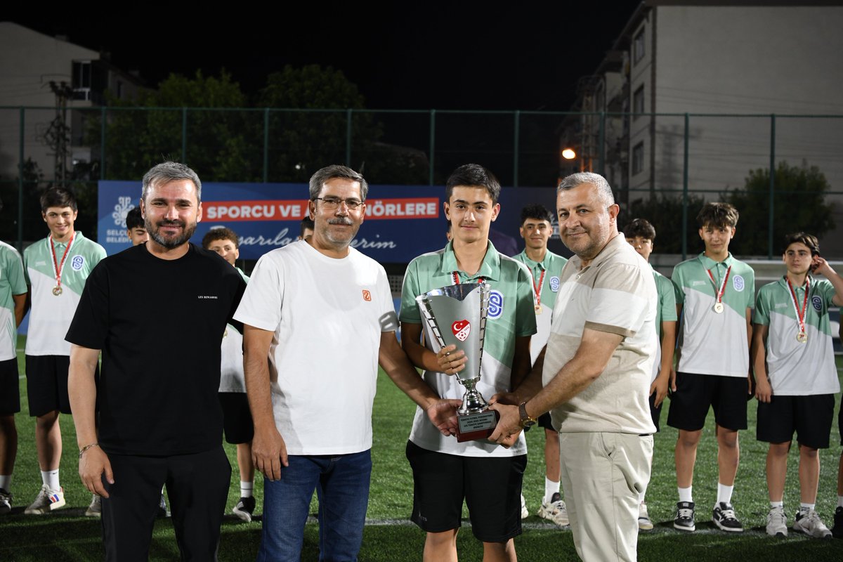 Selcuklubelspor's tweet photo. 🏆 ŞAMPİYONLAR EVİNDE! 🔥⚽️

Türkiye Şampiyonu U15 Futbol Takımımızı, Selçuklu Belediye Stadyumu’nda büyük bir coşku ve gururla karşıladık.

Kulüp başkanımız, yöneticilerimiz, sporcularımız ve ailelerimizin katılımıyla gerçekleşen bu anlamlı buluşmada, şehrimize kazandırılan şampiyonluk kupasının sevincini hep birlikte yaşadık.

Konya’nın gururu olan sporcularımızı, antrenörlerimizi ve bu başarıda emeği bulunan herkesi gönülden kutluyor, nice şampiyonlukları birlikte kutlamayı diliyoruz.🔥