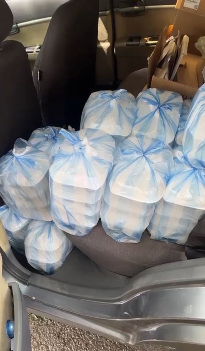 Abujirji's tweet photo. Unos de Los Donativos de Hoy vino de nuestra gran amiga Clara desde Colombia,una Venezolana de esas que aman con profundidad a Su Patria.

Estás comidas fueron hacia San Bernardino

Clara tu aporte Ayudó a los que más lo necesitaban,Dios te Bendiga y Gracias por confiar en Mí🇻🇪❤️ https://t.co/ihsI3v3XXk