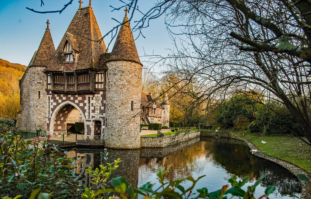 ThereseBaillard's tweet photo. Le #manoir de la #Pommeraye situé dans la commune de Berville sur Mer dans l’#Eure en #Normandie est un bâtiment restauré au XXe siècle dans le style néo-normand par l'architecte Henri Jacquelin. A partir de 1347 il avait appartenu à la même famille pendant 4 siècles. https://t.co/LfQ2OjoCSE
