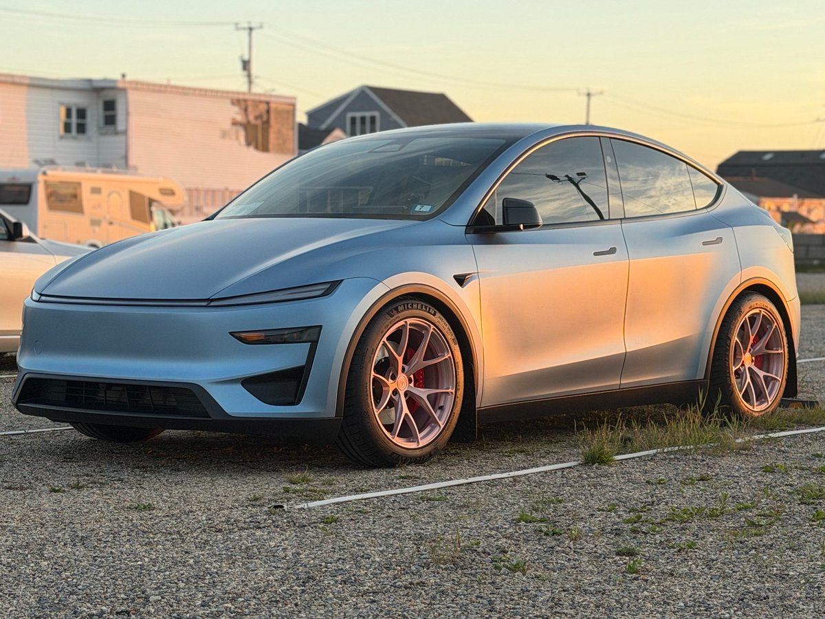 MountainPassEV's tweet photo. Our friend Stephen LaFrance has cooked up another awesome project, this time in the form of his 2026 Model Y Performance!

Stephen was one of the first customers to pick up our MYP Coilover Conversion Kits. He also fitted the car with plenty of MPP bearings, arms, and some nice brakes upgrades. Knowing him, this is just the beginning 👀