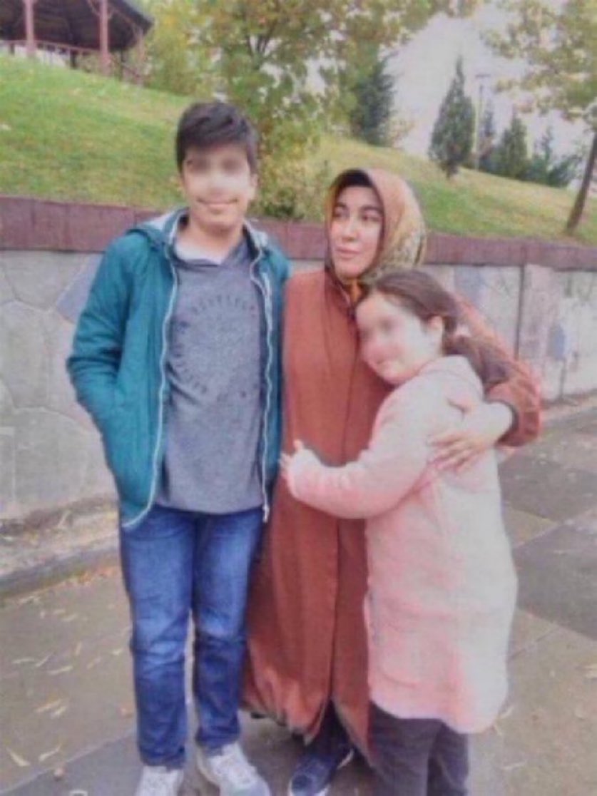 Tutsak_Bebek's tweet photo. ANKARA

Matematik öğretmeni Kevser Sinan, 17 Ekim 2019’dan beri hapiste. 2 çocuk annesi Kevser Sinan, çocuklarını okuldan almaya gittiğinde çocuklarının gözü önünde tutuklandı.

Kevser Sinan'ın masum olduğu AİHM 2023 Yalçınkaya ve 2026 Yasak kararlarıyla teyit edildi. Kevser Sinan'ın eşi  Nuri Sinan da aynı gerekçelerle yıllardır hapiste. 

Ailenin 2 çocuğu Ali İhsan ve Seher, yıllardır babasız büyüdüler ge hala babasızlarken 7 yıldır da  annesiz bırakıldılar.
@Elifhevav 

#KHKZulmündeOnuncuYılında