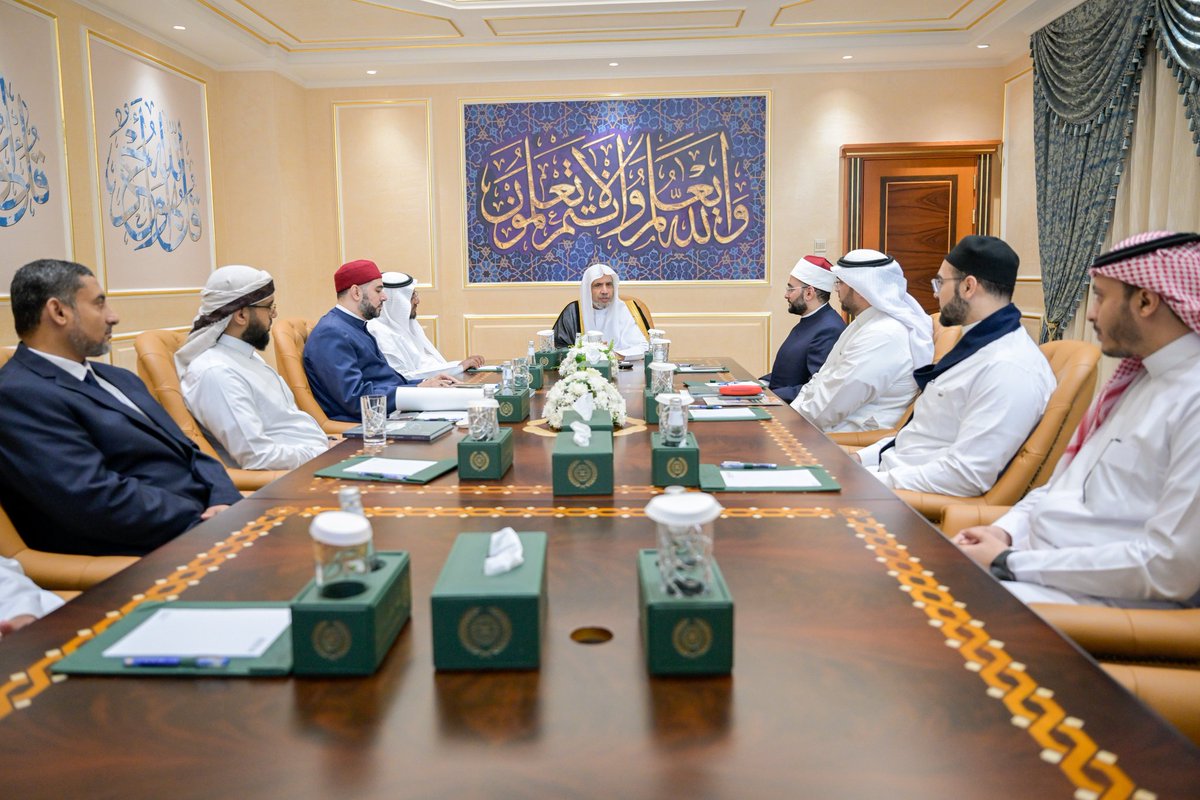 MWLOrg_en's tweet photo. Yesterday afternoon:

H.E. Sheikh Dr. Mohammed Al-Issa @MhmdAlissa, Secretary-General of the Muslim World League and Chairman of the Organization of Muslim Scholars, met in Makkah with a distinguished group of Qur’an reciters from the MWL’s Global E-Maqraa.

The meeting discussed a number of matters related to the Maqraa’s standards and reviewed ways to further support its work, contributing to the expansion of its global reach.