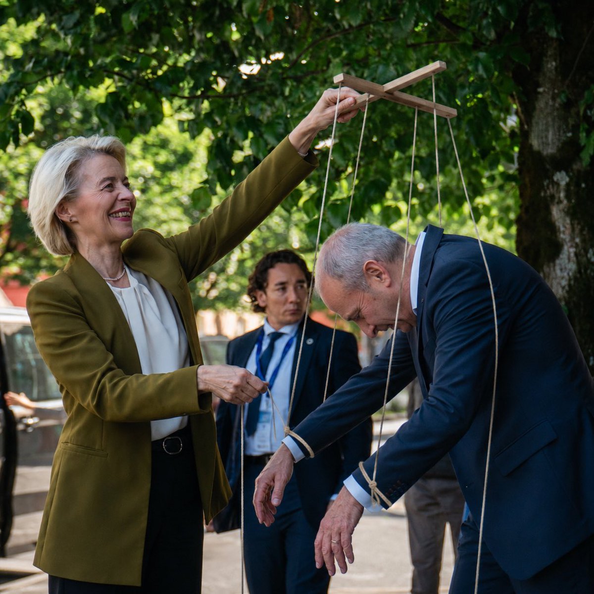 RobertBell1993's tweet photo. @MichealMartinTD @vonderleyen That’s all you are Mehole is a puppet you’re nothing but a sycophant to your EU masters. https://t.co/q7OoJG3kAy