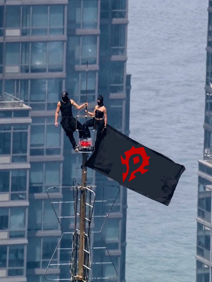 chrissyxchi's tweet photo. THE HORDE HAVE CAPTURED THE EMPIRE STATE BUILDING https://t.co/iIn9MEmalh