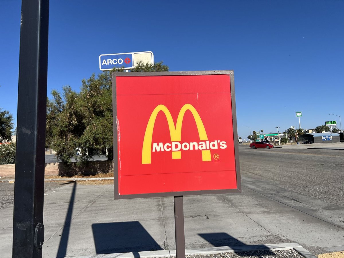 ActuL1_'s tweet photo. 🚨 McDONALD’S HÉSITE À PROLONGER AVEC LA LIGUE 1 ! 🍟🇫🇷

Le contrat de naming, estimé à 30M€ par an, arrive à échéance en juin 2027.

Des discussions ont été engagées, mais le géant américain estimerait payer trop cher pour prolonger son partenariat.

(@lequipe) https://t.co/k3P1FJwIyV