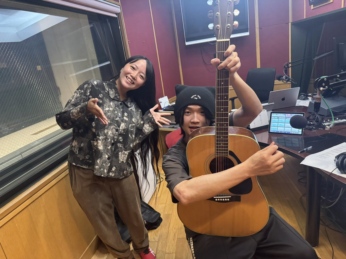karanoahband's tweet photo. FM802「RIVERSIDE IN YOUR HEART」ありがとうございました‼︎

初弾き語りとっても楽しかったですー！
ライブとはまた違った緊張感もあってまたやりたい🥹🥹

岡田さん優しく受け入れてもらってありがとうございました‼︎

タイムフリーで聴いてね✊
https://t.co/TRfMRSgTVa

また明日ー！
おやすみなさい💤

#リバーサイド802 #fm802 @802RIVERSIDE