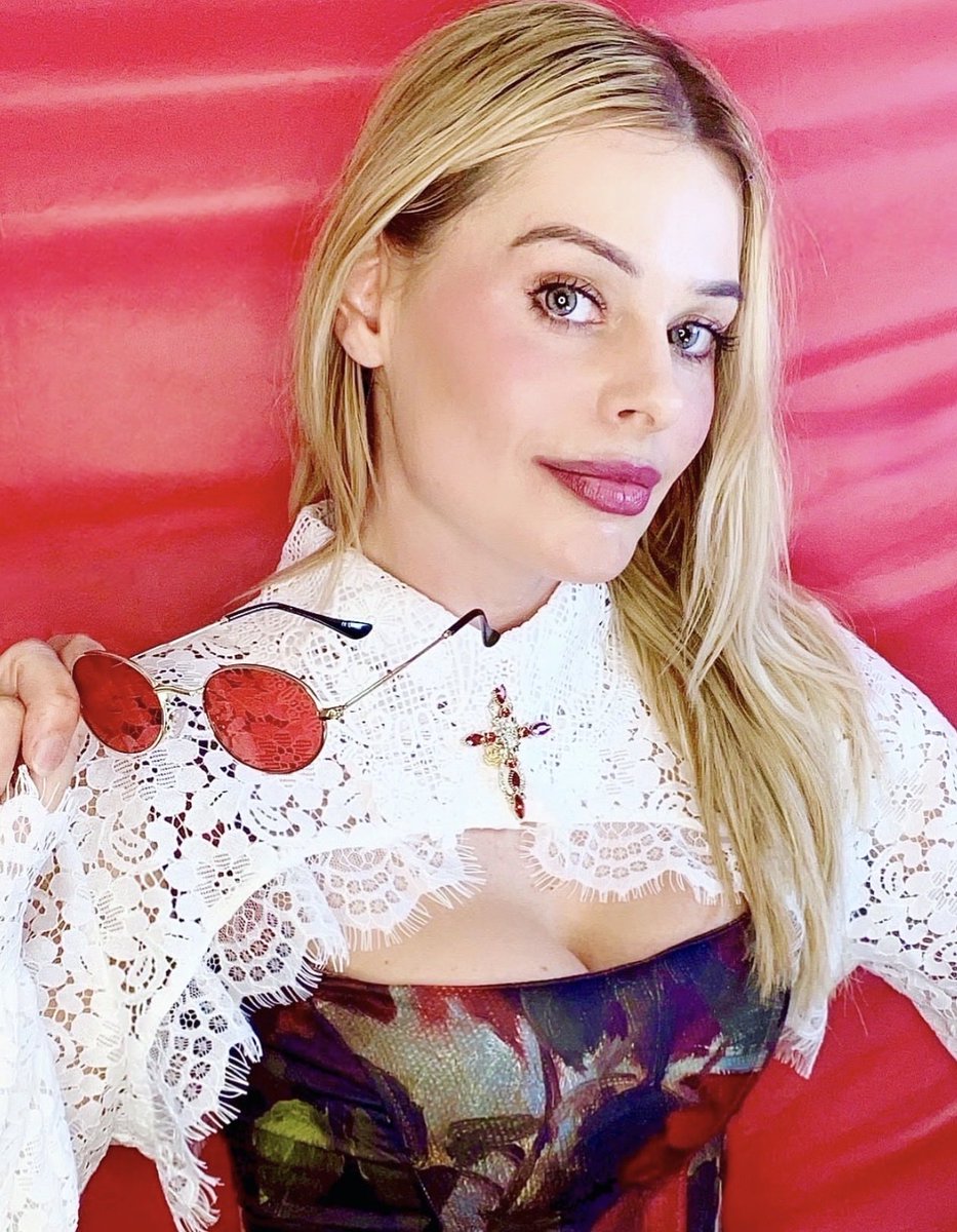 BluffSociety's tweet photo. 2 de julio, Gold Coast #Australia 1990. Nace Margot Elise Robbie. Es una conocida actriz y productora de cine; Ganadora a lo largo de su carrera de diversos premios y reconocimientos. A participado en películas como #TheSuicideSquad #Barbie entre muchas otras. https://t.co/hXlw7ZMw17