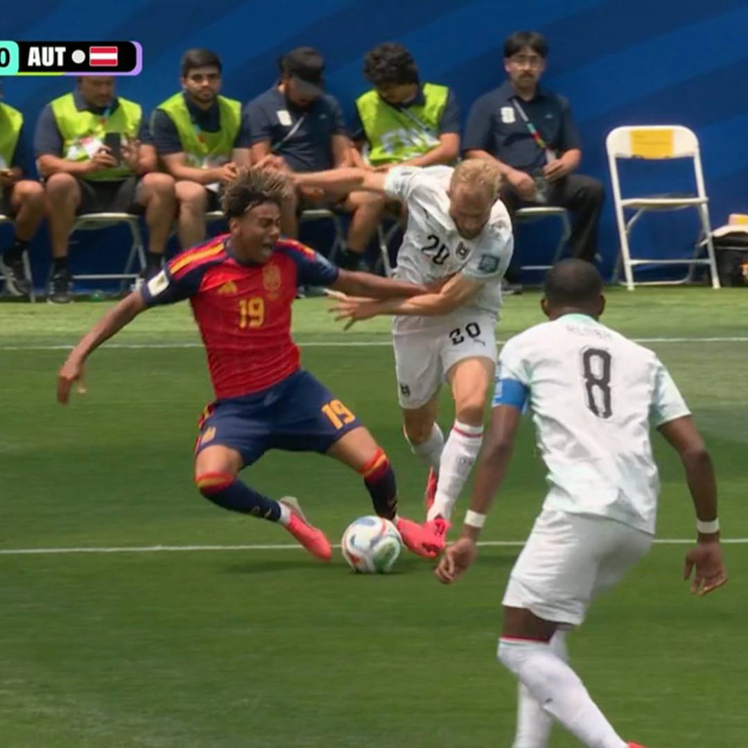 davi87dp's tweet photo. @TouchlineX 12' Penalty claim waved off!

🇪🇸 Spain 0-0 Austria 🇦🇹 https://t.co/qbqI6r6vjB