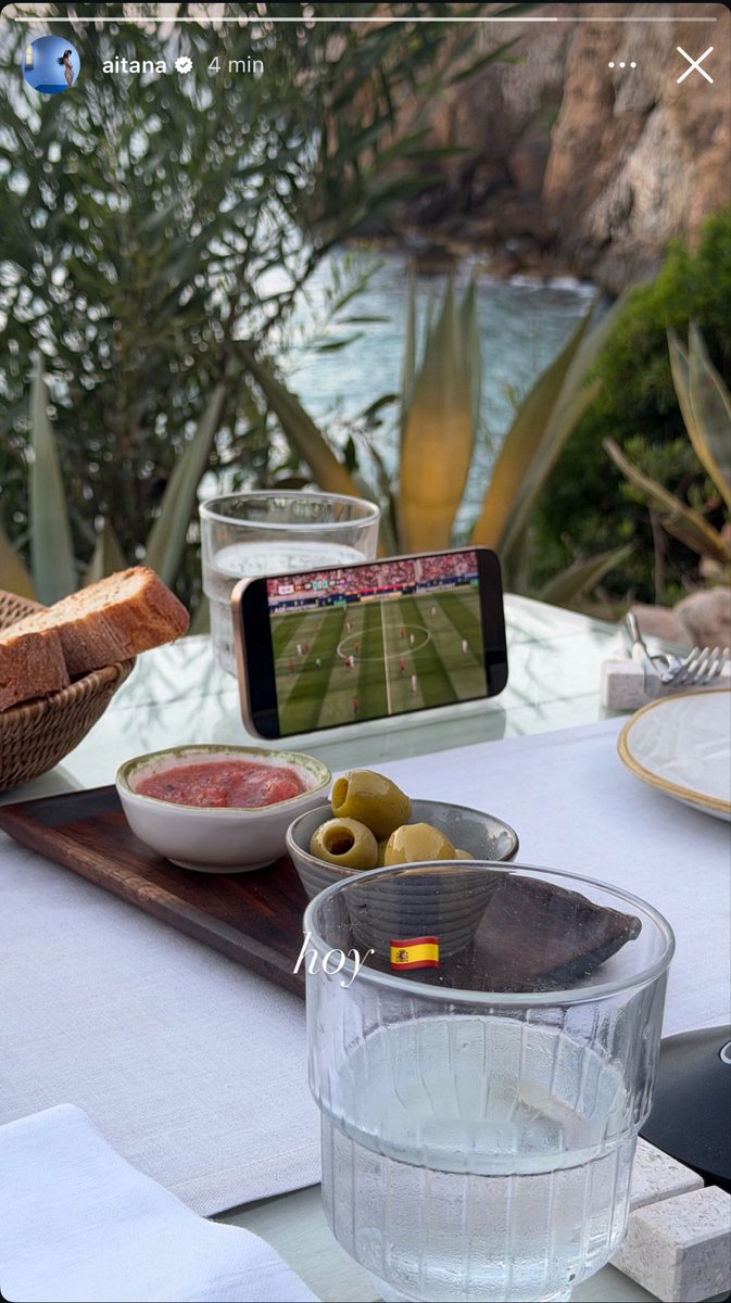 pastaitana's tweet photo. supongo que ver el partido de españa en un restaurante en una calita frente al mar con aceitunas es ganar en la vida https://t.co/E84SXjCqqY