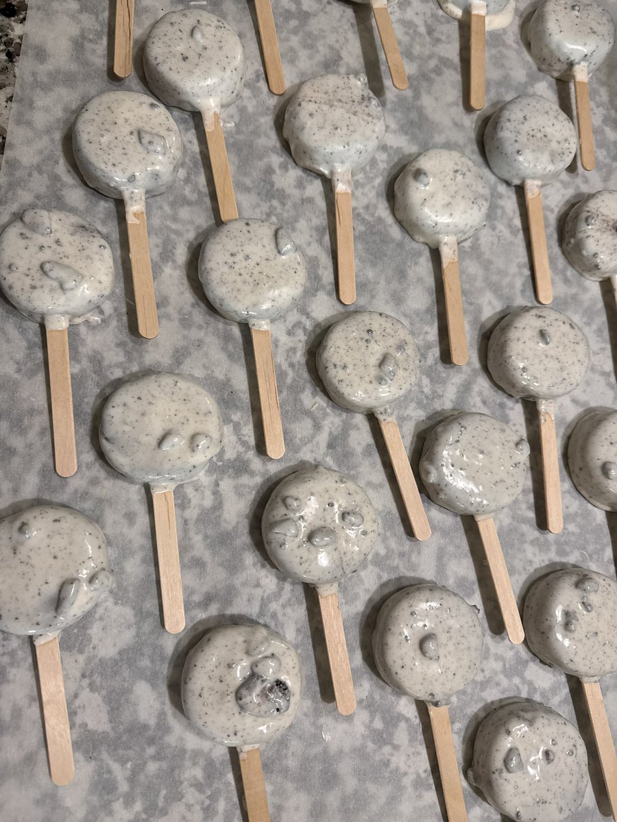 ItsRueXO's tweet photo. I turned into a whole ass master of cake pops overnight lmao!! Call me CakePop Master Rue now. 🙃 https://t.co/FIGllvtraA