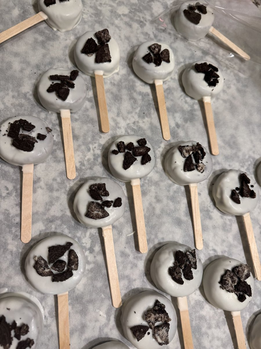 ItsRueXO's tweet photo. I turned into a whole ass master of cake pops overnight lmao!! Call me CakePop Master Rue now. 🙃 https://t.co/FIGllvtraA