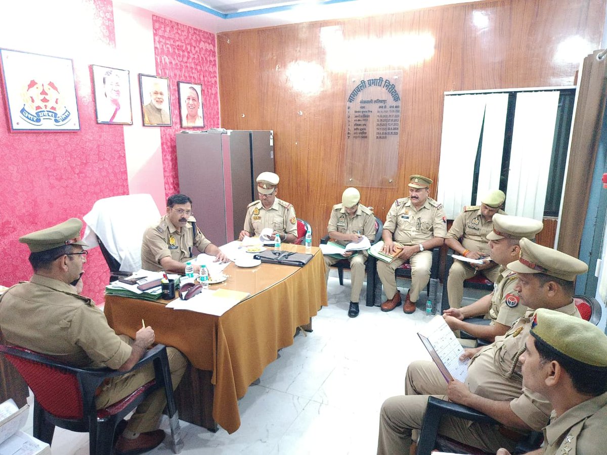 lalitpurpolice's tweet photo. #Addl_SP @kaloosingh द्वारा थाना कोतवाली,ललितपुर का अर्दली रूम कर, विवेचकों को लम्बित विवेचनाओं के समयबद्ध, निष्पक्ष एवं गुणवत्तापूर्ण निस्तारण हेतु आवश्यक दिशा-निर्देश दिए गए। #lalitpurpolice https://t.co/qDuXYc8a3o