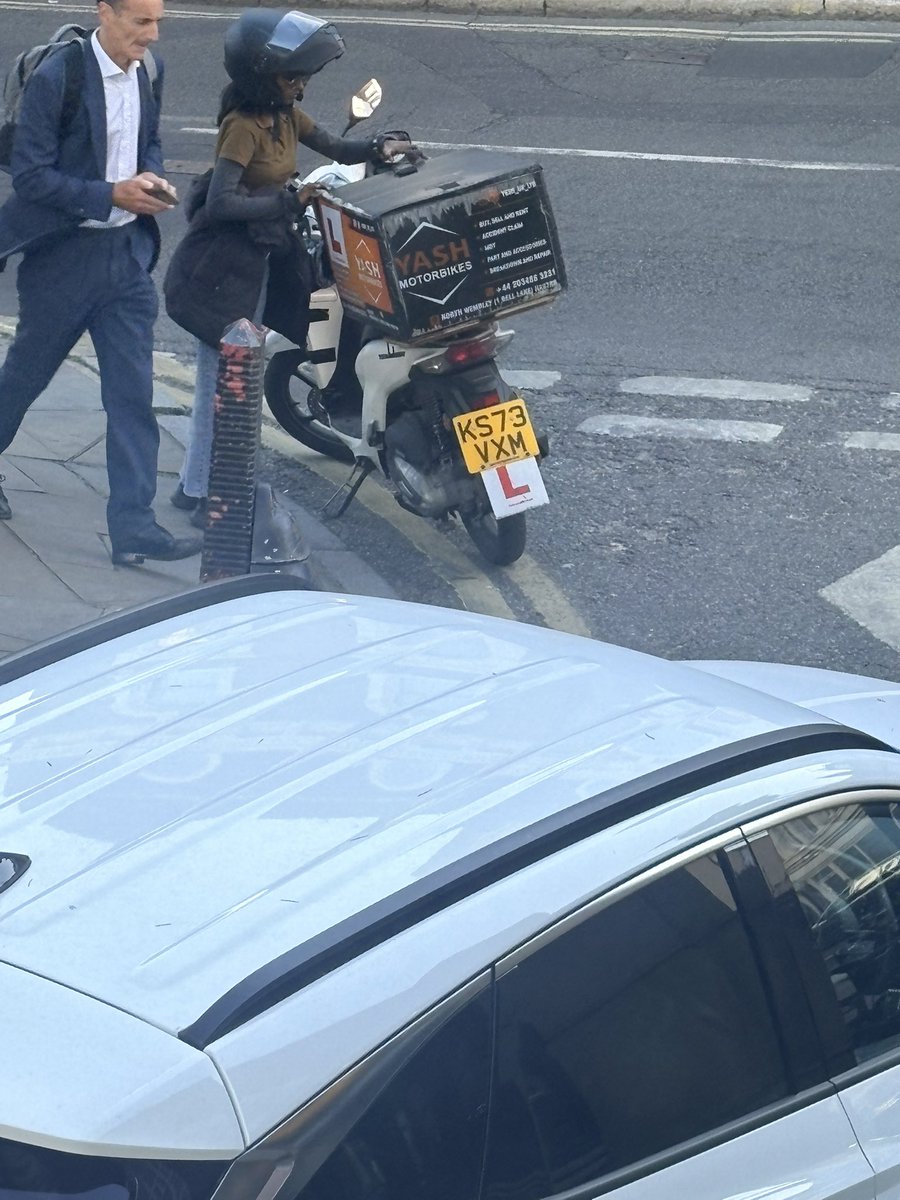 HarrisonMartyn's tweet photo. Every evening is the same down back lane nw3 . The one way sign hasn’t been replaced on heath street and we see no traffic wardens post six pm .  Cars cannot get up and down @TulipSiddiq @LCinNW @CamdenPoliceSC @CamdenCouncil @ilovehampNW3 https://t.co/aOPhEqjwzS