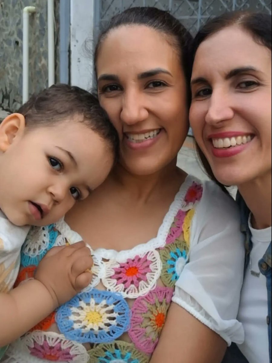 priscadavila's tweet photo. Esta foto con mi hermana @marievadavila y mi sobrino ahijado Jesús Eduardo la tomamos el dia del terremoto. Mi hermana tenía casi 9 años sin venir desde que vive en Canadá y llegó el lunes a pasar un tiempo en familia https://t.co/q0sEU9Pfr7