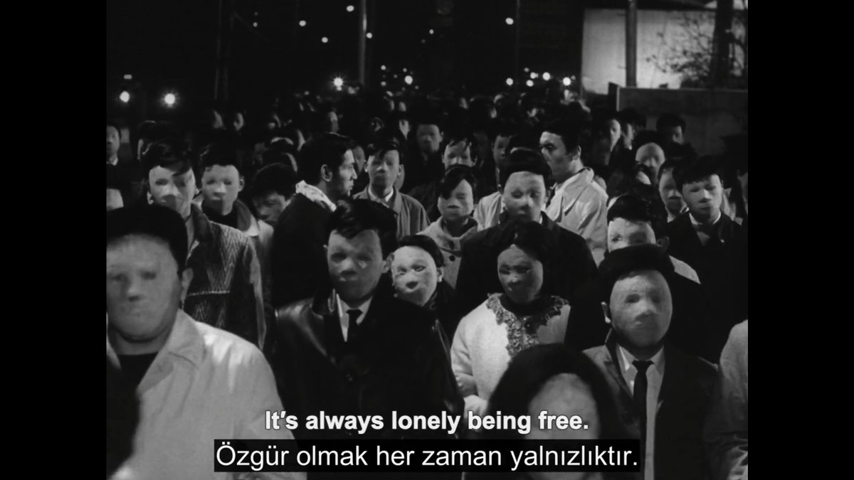emekli_onbasi's tweet photo. Toplumda kabul görmek için maske takıp sürüye uysan sahte bir aidiyetle yalnızlaşıyorsun. Maskeyi reddedip özgürlüğü seçsen bu sefer de dışlanıp yalnız kalıyorsun. İki ucu boklu değnek.Ama bence bu bir arıza değil, insan olmanın kaçınılmaz ve net gerçeği gibi -The Face of Another https://t.co/N9knC2UMxi