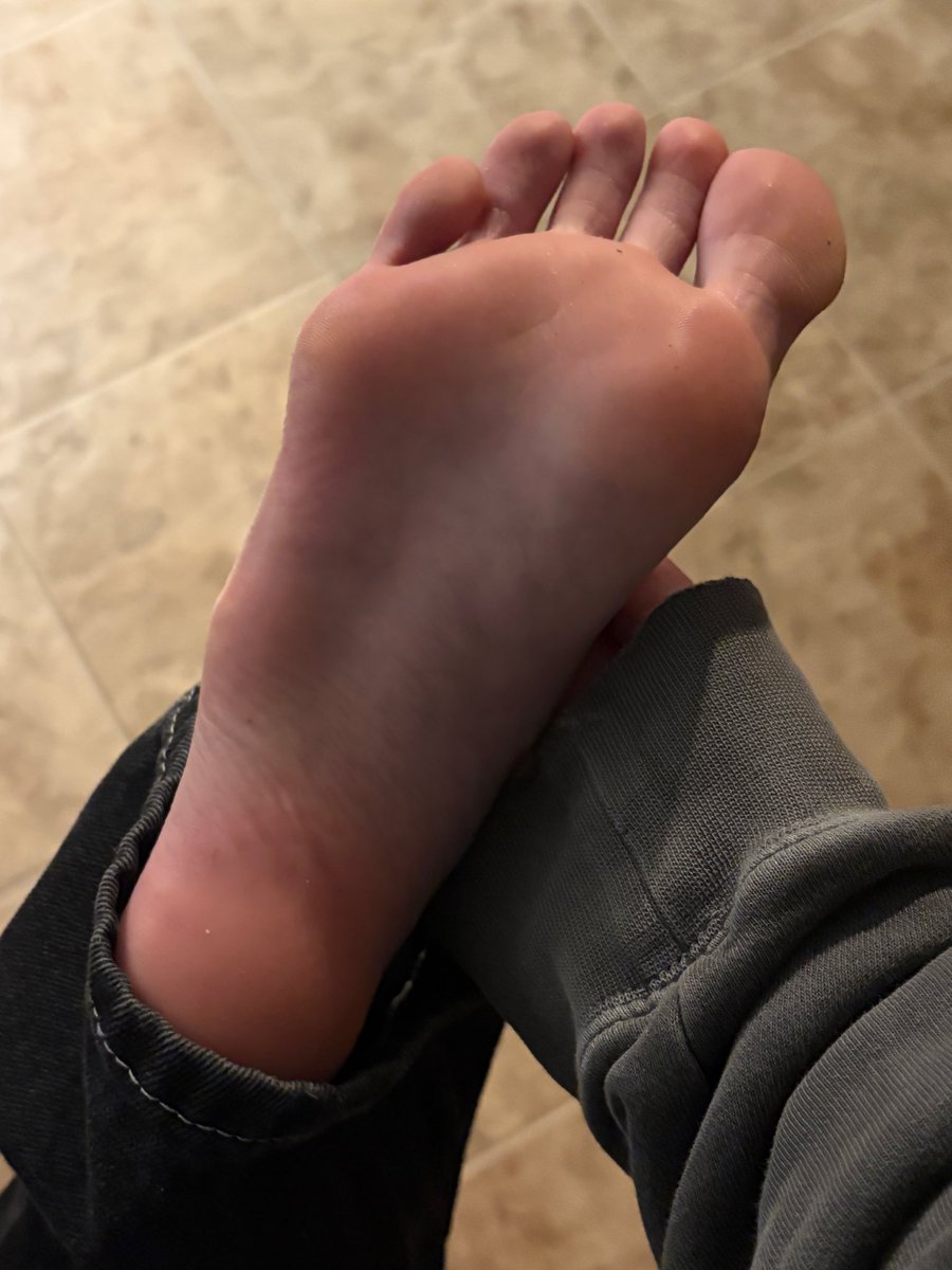 more4maple's tweet photo. my foot says hi <3 (say it back) https://t.co/zRZ6uoXlD6