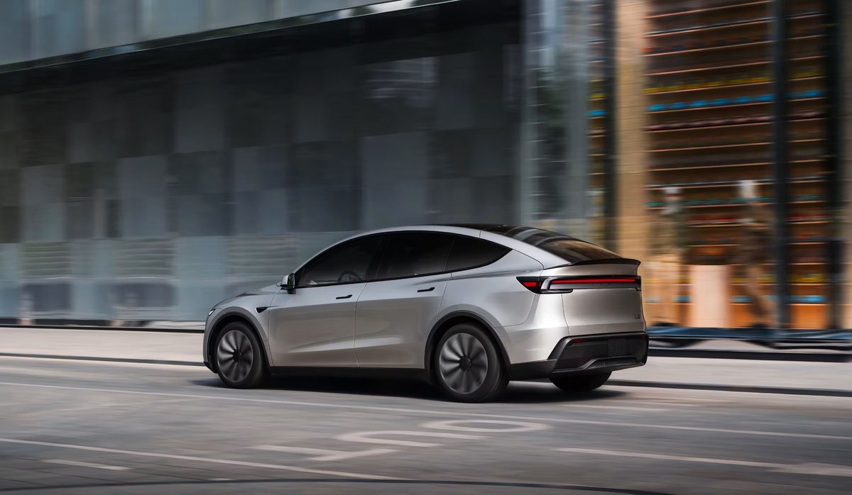 RivianTrackr's tweet photo. Tesla just dropped the Model Y L in the US, starting at $61,990 for the launch edition. It’s got six seats, a 325-mile range, and does 0–60 in 4.4 seconds. The R2, on the other hand, is $4k cheaper, actually accelerates faster, and comes with lifetime Autonomy+.

The Y L gives you a third row and a year of FSD instead. These cars are clearly aimed at different folks, but Tesla’s definitely charging extra for the extra space.

And yeah, I know some people will say Autonomy+ and FSD aren’t really on the same level right now.