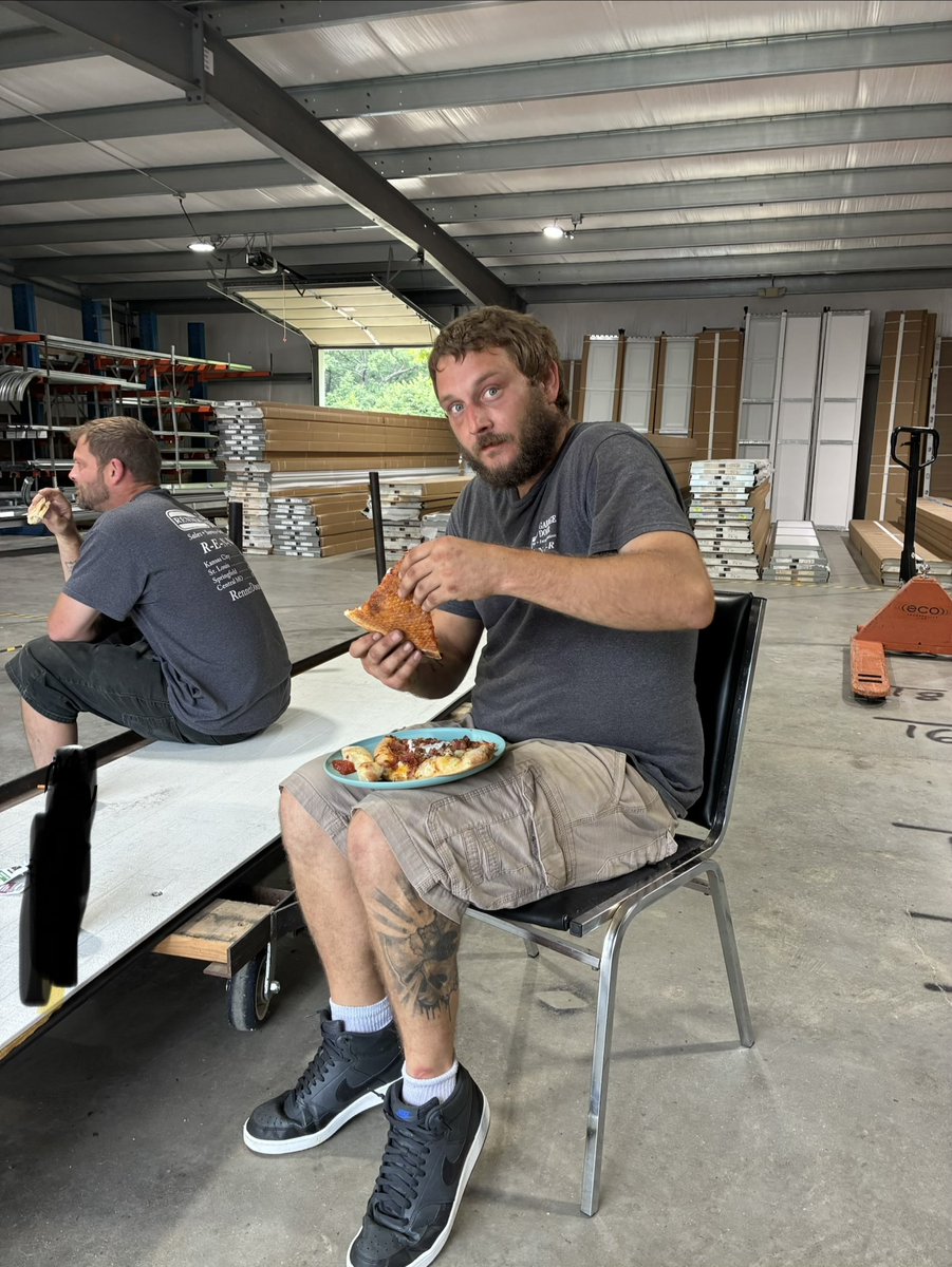 RennerSupplyCam's tweet photo. Photos from our Super Tech Day celebration! 

#CentralMissouri #SuperTechDay #RennerGarageDoor #installers https://t.co/uuaHuXDhIU