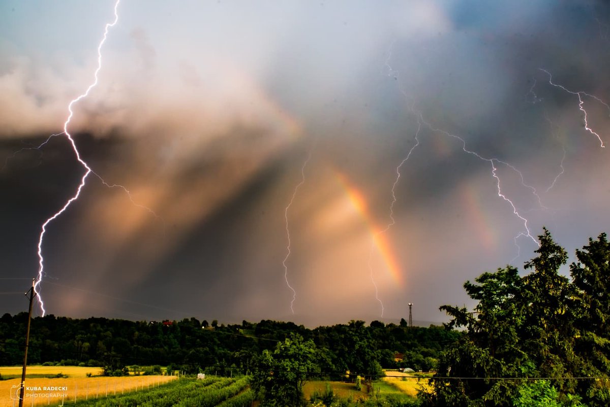 meteo_expert's tweet photo. Wczorajsza zdobycz  - Złota, gm. Czchów woj. Małopolskie.

Autor - Kuba Radecki - fotografia https://t.co/MTWPmxVX22