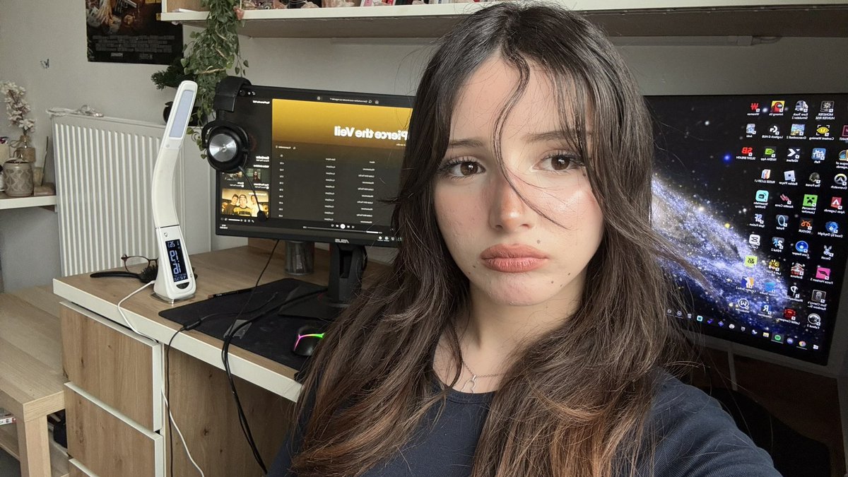 sarablazyy's tweet photo. Vous êtes fatiguant à penser qu’on porte des lentilles de couleur juste pour pouvoir ressembler à des européens, j’en mets pour ressembler à une poupée ou juste faire ressortir le makeup, mes yeux bruns font trop “mignon” ça match pas avec tout les look que je veux faire https://t.co/7RfClfjDrD