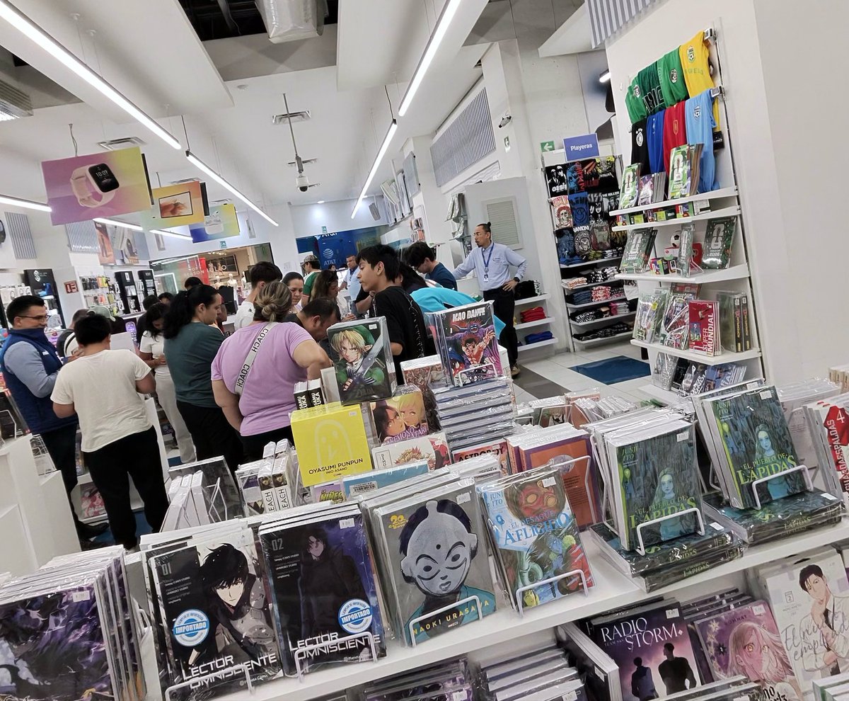 ZeroTwoForeve's tweet photo. Vine con mi mejor amiga a comprar el nuevo álbum de Taylor Swift pero no sé qué están regalando que hay mucha gente. https://t.co/rdTWYLeKdh