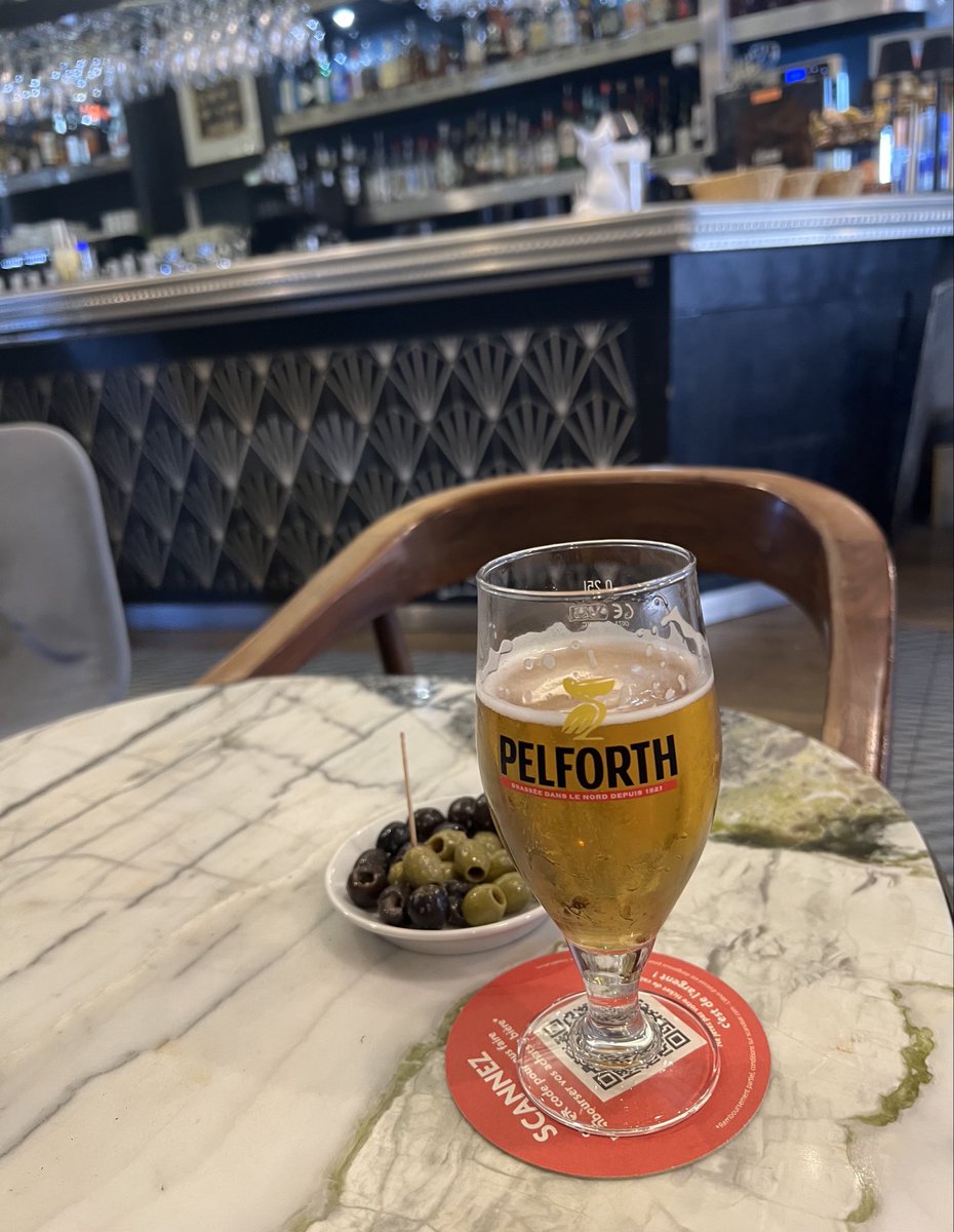 dutchindesign's tweet photo. Hittegolf hier in Montpellier. Even fallen. De airco met biertje in Riche https://t.co/sBi9xWPcyc