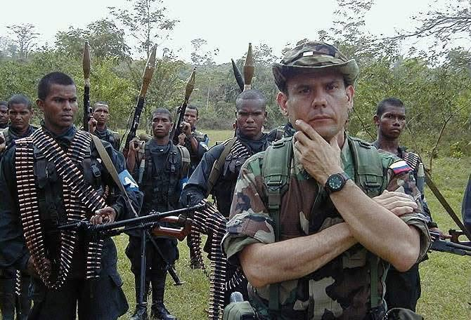 Mariano_OspinaP's tweet photo. "Sabe usted quien creo las Autodefensas " AUC " Para su Informacion y historia lea este Documento...Conozca la verdad y no el Mito de algunos que quieren confundir a Colombia. Compartalo con sus Amigos.
LAS "CONVIVIR" GRUPOS DE AUTO DEFENSA CREADOS POR EL EX PRESIDENTE - CESAR GAVIRIA TRUJILLO - y su MINISTRO DE DEFENSA - RAFAEL PARDO.
Fortalecidas en el Gobierno de Ernesto Samper Pizano, con respaldo irrestricto de sus Ministros Botero Zea y Serpa Uribe.
Las convivir se definieron en Colombia como cooperativas de autodefensa agrarias y fueron una respuesta oficial para dotar de un nuevo marco legal a la defensa que los campesinos y hacendados hacían de sus propias tierras ante la amenaza de los grupos guerrilleros.
A los colombianos se nos ha querido vender la FALACIA MÁS REPUGNANTE, de los últimos tiempos, y todo para desprestigiar la labor del hombre que le cambió la CARA a COLOMBIA y le recobró la DIGNIDAD pérdida en el contexto internacional, de que éstas fueron de Idea y creación del entonces ex gobernador de Antioquia ÁLVARO URIBE VÉLEZ.
Las COOPERATIVAS DE AUTO DEFENSAS AGRARIAS (Cooperativas de Vigilancia y Seguridad Privada para la Auto Defensa Agraria),  como fueron denominadas por resolución de la SÚPER INTENDENCIA DE VIGILANCIA Y SEGURIDAD PRIVADA, durante la administración de ERNESTO SAMPER PIZANO y el SÚPER INTENDENTE del ramo,  HERNÁN ARIAS GAVIRIA, tenían un propósito específico, que incluso venía de tiempo atrás, con el nombre de "COOPERATIVAS DE SEGURIDAD RURAL", para protección de la población civil asentada en esas áreas, azotadas por la violencia y terrorismo de los grupos insurgentes FARC Y ELN.
Las "CONVIVIR", como fueron denominadas fueron creadas como ya se anotó, por Decreto Presidencial del Once(11) de febrero de 1994, el 356, con la firma del entonces presidente CESAR GAVIRIA TRUJILLO, y su Ministro de la Defensa (Kinder Gavirista), RAFAEL PARDO RUEDA, y era y es obligación, dentro de un Estado Democrático, Social de Derecho, que todos los asociados, cumplamos con la Constitución y las leyes de la República, máxime si se es funcionario público del nivel de los jefes de las administraciones Regionales (Departamentos), so pena de quedar incursos en conductas punibles por OMISIÓN y contrariar así mismo el juramento al momento de la posesión en el cargo de "CUMPLIR CON LA CONSTITUCIÓN Y LAS LEYES" y si así lo hiciere, que DIOS y las leyes se lo premien, y si no, que  él y ella se lo demanden.
ÁLVARO URIBE VÉLEZ en el departamento de ANTIOQUIA Y 23 SIMILARES SUYOS, así lo hicieron, con la total independencia de que en su fuero interno estuvieran o no de acuerdo con su CREACIÓN.
En el caso del Gobernador Uribe; éste NUNCA a negado que hubiere estado de acuerdo por las mismas razones que el gobierno central, expuso para su creación, sin su intervención siquiera.
Fue el DECRETO 356 DE 1994 el que las creó, e incluso autorizó el uso de armas y equipos de comunicación de uso exclusivo de las FUERZAS MILITARES.
Entonces. ¿Si hablamos de una fuerza PARAMILITAR, a quien habría que llamar a juicio de control político?
En su Orden y solo a título enunciativo:
CESAR GAVIRIA TRUJILLO: EX PRESIENTE DE COLOMBIA 1990 - |1994
RAFAEL PARDO RUEDA: EX MINISTRO DEL GOBIERNO ANTERIOR
ERNESTO SAMPER PIZANO: EX PRESIDEENTE DE COLOMBIA 1994-1998
HORACIO SERPA URIBE: EX MINISTRO DE GOBIERNO DEL ANTERIOR
FERNANDO BOTERO ZEA: EX MINDEFENSA DE SAMPER PIZANO
HERNÁN ARIAS GAVIRIA: EX SÚPER INTENDENTE DE VIGILANCIA Y SEGURIDAD PRIVADA GOBIERNO DE SAMPER.
LA CORTE CONSTITUCIONAL DEL 95 QUE LAS DECLARÓ EXEQUIBLES Y SOLO SE LIMITÓ EL USO DE ARMAS DE USO PRIVATIVO DE LA FUERZA PÚBLICA, PERO NO EL USO DE LAS ARMAS DE USO PERSONAL.
Y si lo quieren, llamen a los 24 Gobernadores que le dieron cumplimiento al Decreto Ley y "JÚZGUENLOS POR CUMPLIR LA LEY, porque solo por eso podrían hacerlo. Actuar de conformidad a la constitución y a las leyes de la república que juraron cumplir y defender en sus respectivos actos de posesión.
Y solo como un referente no más:
ANTIOQUIA: 87
CUNDINAMARCA: 120
SANTANDER: 108
BOYACÁ: 92
Es claro que lo que ahora se pretende y se ha pretendido por sectores de izquierda afectos al terrorismo es sacar del camino al máximo exponente de las LIBERTADES Y GARANTÍAS  COLECTIVAS -INDIVIDUALES - SOCIALES - CULTURALES - ÉTNICAS, ETC. que haya nacido en el territorio del Estado Colombiano en su historia REPÚBLICANA. EL GRAN COLOMBIANO: ÁLVARO URIBE VÉLEZ.
Debe quedar claro en consecuencia; que el "SENADOR" de izquierda, hijo del homenajeado MANUEL CEPEDA, con el nombre del frente más sanguinario de las FARC, el 42, se está equivocando adrede.
Este sujeto de aspecto LOMBROSIANO, y lobista de un proceso de PAZ en tierras donde impera el totalitarismo y por ende el constreñimiento a todas las LIBERTADES Y GARANTÍAS HUMANAS, como lo es, la CUBA CASTRISTA, lo que busca con sus aliados de izquierda y el Gobierno Santos, es sacar del medio, al IDEOLOGO de una COLOMBIA LIBRE; al hombre que solo es CORAZÓN y MANO TENDIDA por los más altos y sagrados valores de la patria.
ÁLVARO URIBE VÉLEZ.
Autor del Articulo : IVAN DARIO BOTERO RODRIGUEZ