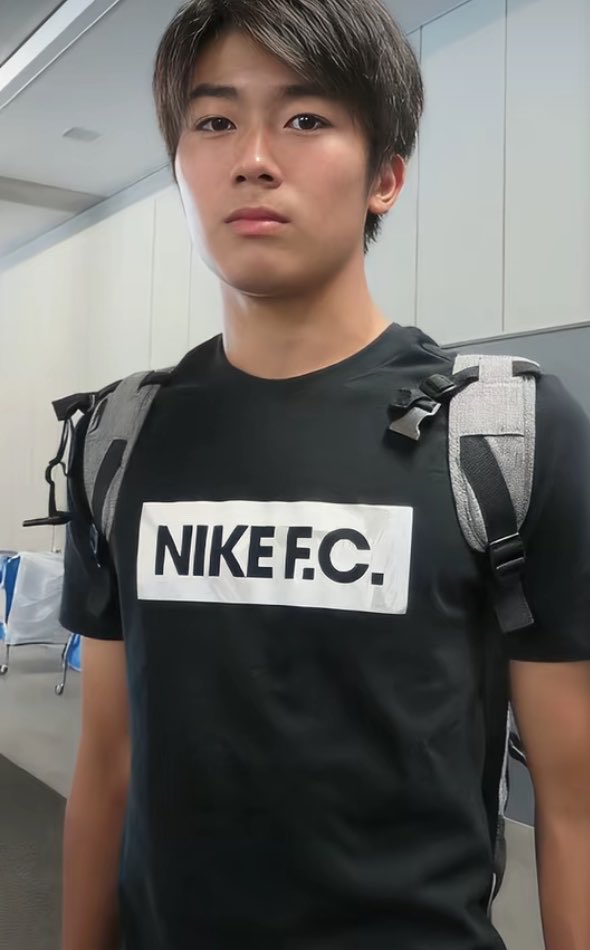 Rfjv_'s tweet photo. これで彼女いてサッカーできてトリリンガルなのは流石に反則でしょ。
顔ファンですみません。

#中村敬斗 https://t.co/b1hC2e8Njs