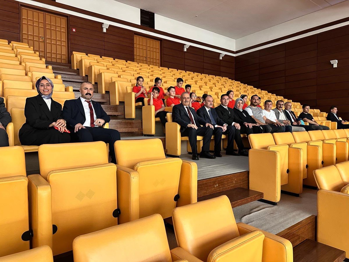 Burhan_Kayaturk's tweet photo. Olimpiyat Şampiyonlarını Ankara’da Misafir Ettik

7 milyon öğrencinin katıldığı uluslararası Kanguru Matematik Olimpiyatlarında birincilik elde eden Vanlı kardeşimizi ve dereceye giren kıymetli öğrencilerimizi Ankara’da ağırladık.

Milli Eğitim Bakanımız Sayın Yusuf Tekin'in olimpiyat ekibini kabullerine eşlik ettik, sonrasında ise öğrencilerimizle birlikte Gazi Meclisimizi gezdik ve dolu dolu, verimli bir gün geçirdik.

Bu gurur verici başarıda emeği bulunan öğrencilerimizi gönülden tebrik ediyor ve onlara bu başarıya ulaşmalarında emek veren kıymetli öğretmenlerimize teşekkür ediyorum.

Başarıları daim, yolları ve bahtları açık olsun.