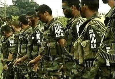 Mariano_OspinaP's tweet photo. "Sabe usted quien creo las Autodefensas " AUC " Para su Informacion y historia lea este Documento...Conozca la verdad y no el Mito de algunos que quieren confundir a Colombia. Compartalo con sus Amigos.
LAS "CONVIVIR" GRUPOS DE AUTO DEFENSA CREADOS POR EL EX PRESIDENTE - CESAR GAVIRIA TRUJILLO - y su MINISTRO DE DEFENSA - RAFAEL PARDO.
Fortalecidas en el Gobierno de Ernesto Samper Pizano, con respaldo irrestricto de sus Ministros Botero Zea y Serpa Uribe.
Las convivir se definieron en Colombia como cooperativas de autodefensa agrarias y fueron una respuesta oficial para dotar de un nuevo marco legal a la defensa que los campesinos y hacendados hacían de sus propias tierras ante la amenaza de los grupos guerrilleros.
A los colombianos se nos ha querido vender la FALACIA MÁS REPUGNANTE, de los últimos tiempos, y todo para desprestigiar la labor del hombre que le cambió la CARA a COLOMBIA y le recobró la DIGNIDAD pérdida en el contexto internacional, de que éstas fueron de Idea y creación del entonces ex gobernador de Antioquia ÁLVARO URIBE VÉLEZ.
Las COOPERATIVAS DE AUTO DEFENSAS AGRARIAS (Cooperativas de Vigilancia y Seguridad Privada para la Auto Defensa Agraria),  como fueron denominadas por resolución de la SÚPER INTENDENCIA DE VIGILANCIA Y SEGURIDAD PRIVADA, durante la administración de ERNESTO SAMPER PIZANO y el SÚPER INTENDENTE del ramo,  HERNÁN ARIAS GAVIRIA, tenían un propósito específico, que incluso venía de tiempo atrás, con el nombre de "COOPERATIVAS DE SEGURIDAD RURAL", para protección de la población civil asentada en esas áreas, azotadas por la violencia y terrorismo de los grupos insurgentes FARC Y ELN.
Las "CONVIVIR", como fueron denominadas fueron creadas como ya se anotó, por Decreto Presidencial del Once(11) de febrero de 1994, el 356, con la firma del entonces presidente CESAR GAVIRIA TRUJILLO, y su Ministro de la Defensa (Kinder Gavirista), RAFAEL PARDO RUEDA, y era y es obligación, dentro de un Estado Democrático, Social de Derecho, que todos los asociados, cumplamos con la Constitución y las leyes de la República, máxime si se es funcionario público del nivel de los jefes de las administraciones Regionales (Departamentos), so pena de quedar incursos en conductas punibles por OMISIÓN y contrariar así mismo el juramento al momento de la posesión en el cargo de "CUMPLIR CON LA CONSTITUCIÓN Y LAS LEYES" y si así lo hiciere, que DIOS y las leyes se lo premien, y si no, que  él y ella se lo demanden.
ÁLVARO URIBE VÉLEZ en el departamento de ANTIOQUIA Y 23 SIMILARES SUYOS, así lo hicieron, con la total independencia de que en su fuero interno estuvieran o no de acuerdo con su CREACIÓN.
En el caso del Gobernador Uribe; éste NUNCA a negado que hubiere estado de acuerdo por las mismas razones que el gobierno central, expuso para su creación, sin su intervención siquiera.
Fue el DECRETO 356 DE 1994 el que las creó, e incluso autorizó el uso de armas y equipos de comunicación de uso exclusivo de las FUERZAS MILITARES.
Entonces. ¿Si hablamos de una fuerza PARAMILITAR, a quien habría que llamar a juicio de control político?
En su Orden y solo a título enunciativo:
CESAR GAVIRIA TRUJILLO: EX PRESIENTE DE COLOMBIA 1990 - |1994
RAFAEL PARDO RUEDA: EX MINISTRO DEL GOBIERNO ANTERIOR
ERNESTO SAMPER PIZANO: EX PRESIDEENTE DE COLOMBIA 1994-1998
HORACIO SERPA URIBE: EX MINISTRO DE GOBIERNO DEL ANTERIOR
FERNANDO BOTERO ZEA: EX MINDEFENSA DE SAMPER PIZANO
HERNÁN ARIAS GAVIRIA: EX SÚPER INTENDENTE DE VIGILANCIA Y SEGURIDAD PRIVADA GOBIERNO DE SAMPER.
LA CORTE CONSTITUCIONAL DEL 95 QUE LAS DECLARÓ EXEQUIBLES Y SOLO SE LIMITÓ EL USO DE ARMAS DE USO PRIVATIVO DE LA FUERZA PÚBLICA, PERO NO EL USO DE LAS ARMAS DE USO PERSONAL.
Y si lo quieren, llamen a los 24 Gobernadores que le dieron cumplimiento al Decreto Ley y "JÚZGUENLOS POR CUMPLIR LA LEY, porque solo por eso podrían hacerlo. Actuar de conformidad a la constitución y a las leyes de la república que juraron cumplir y defender en sus respectivos actos de posesión.
Y solo como un referente no más:
ANTIOQUIA: 87
CUNDINAMARCA: 120
SANTANDER: 108
BOYACÁ: 92
Es claro que lo que ahora se pretende y se ha pretendido por sectores de izquierda afectos al terrorismo es sacar del camino al máximo exponente de las LIBERTADES Y GARANTÍAS  COLECTIVAS -INDIVIDUALES - SOCIALES - CULTURALES - ÉTNICAS, ETC. que haya nacido en el territorio del Estado Colombiano en su historia REPÚBLICANA. EL GRAN COLOMBIANO: ÁLVARO URIBE VÉLEZ.
Debe quedar claro en consecuencia; que el "SENADOR" de izquierda, hijo del homenajeado MANUEL CEPEDA, con el nombre del frente más sanguinario de las FARC, el 42, se está equivocando adrede.
Este sujeto de aspecto LOMBROSIANO, y lobista de un proceso de PAZ en tierras donde impera el totalitarismo y por ende el constreñimiento a todas las LIBERTADES Y GARANTÍAS HUMANAS, como lo es, la CUBA CASTRISTA, lo que busca con sus aliados de izquierda y el Gobierno Santos, es sacar del medio, al IDEOLOGO de una COLOMBIA LIBRE; al hombre que solo es CORAZÓN y MANO TENDIDA por los más altos y sagrados valores de la patria.
ÁLVARO URIBE VÉLEZ.
Autor del Articulo : IVAN DARIO BOTERO RODRIGUEZ