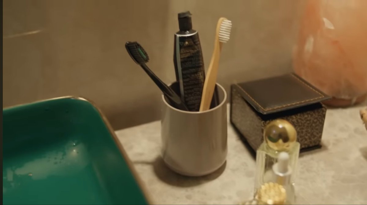 peppernights's tweet photo. Recuperando le puntate di Uzak in italiano mi sto rendendo conto di quanti dettagli che hanno fatto impazzire il fandom all’epoca stanno venendo ignorati dall’audience italiana. Tipo questa scena della bölüm 7 in cui vengono inquadrati gli spazzolini (di due colori in contrasto - che riprendono i colori dei vestiti di Alya e Cihan nella scena precedente, beige e nero) in cui Cihan si rende conto per la prima volta che Alya è entrata davvero nella sua vita e che finirà per sconvolgerla del tutto.

Infatti noi del fandom avevamo già notato l’ordine maniacale di Cihan vs il “caos” di Alya, una metafora perfetta della dinamica e della caratterizzazione dei due personaggi. Alya irrompe nella finta vita di Cihan, people pleaser e maniaco del controllo, cambiando per sempre gli equilibri di Albora. 

#FarAway