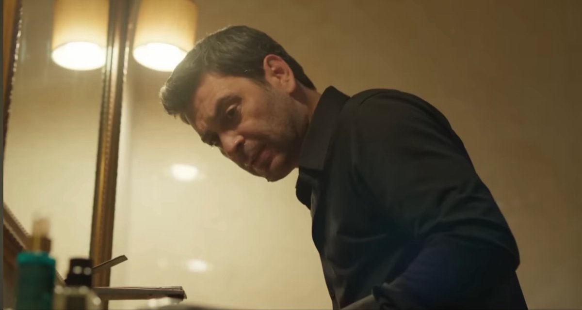 peppernights's tweet photo. Recuperando le puntate di Uzak in italiano mi sto rendendo conto di quanti dettagli che hanno fatto impazzire il fandom all’epoca stanno venendo ignorati dall’audience italiana. Tipo questa scena della bölüm 7 in cui vengono inquadrati gli spazzolini (di due colori in contrasto - che riprendono i colori dei vestiti di Alya e Cihan nella scena precedente, beige e nero) in cui Cihan si rende conto per la prima volta che Alya è entrata davvero nella sua vita e che finirà per sconvolgerla del tutto.

Infatti noi del fandom avevamo già notato l’ordine maniacale di Cihan vs il “caos” di Alya, una metafora perfetta della dinamica e della caratterizzazione dei due personaggi. Alya irrompe nella finta vita di Cihan, people pleaser e maniaco del controllo, cambiando per sempre gli equilibri di Albora. 

#FarAway