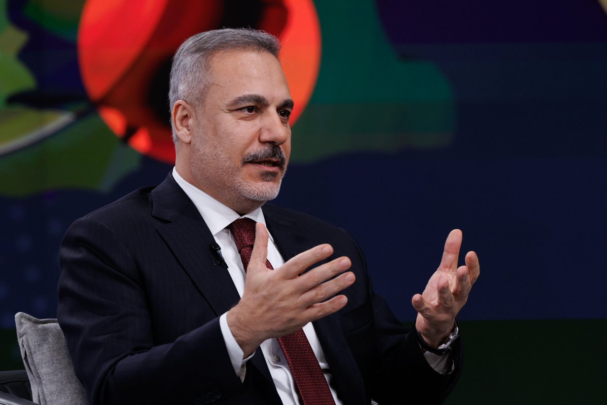 anadoluajansi's tweet photo. Dışişleri Bakanı Hakan Fidan, gündeme ilişkin değerlendirmelerde bulundu ⤵️

Türkiye-ABD ilişkileri 

◾ (CAATSA yaptırımları) Trump’ta bunu kaldırma yönünde güçlü irade var 

◾ (F35’ler) Satış yasağının kaldırılması ile daha sonra alacakları programa üretici olarak girmek iki ayrı konu; satış yasağının kaldırılması daha kolay 

◾ NATO üyesi olmayan birçok ülkeye ticari gerekçelerle silah satılırken, Türkiye’ye satılmamasının Trump yönetimi nezdinde izahı yok

İsrail sorunu

◾ İsrail uluslararası toplumun istisnasız tanımlamasıyla bir düzen bozucu, zulüm getiren, katliam getiren bir gözü dönmüş çetenin yönettiği bir ülke

◾ (İsrail’in yeni hedefi Türkiye mi?) İsrail uluslararası toplumun lanetlenmesine uğramış imajını değiştirmek için yeni bir düşman arayışı içerisinde

◾ İsrail sadece Türkiye’nin sorunu değil, dünyanın sorunu

ABD-İran mutabakatı 

◾ (Trump’ın Cumhurbaşkanı Erdoğan’a teşekkürü) Cumhurbaşkanımızın yıllardır ortaya koyduğu tutarlı, vizyoner çizgide oluşturduğu emin kişi, güvenilir, dürüst ortak profili burada çok önemli rol oynadı

NATO zirvesi

◾ Ankara, NATO tarihinin en büyük zirvesi olacak

◾ Tarihi zirve olma sebeplerinden biri de ilk defa Savunma Sanayi Forumu’nun programın resmi parçası olması

◾ Savunma sanayiinde muazzam bir iş birliği açılacak

https://t.co/e5xWTRaPDy