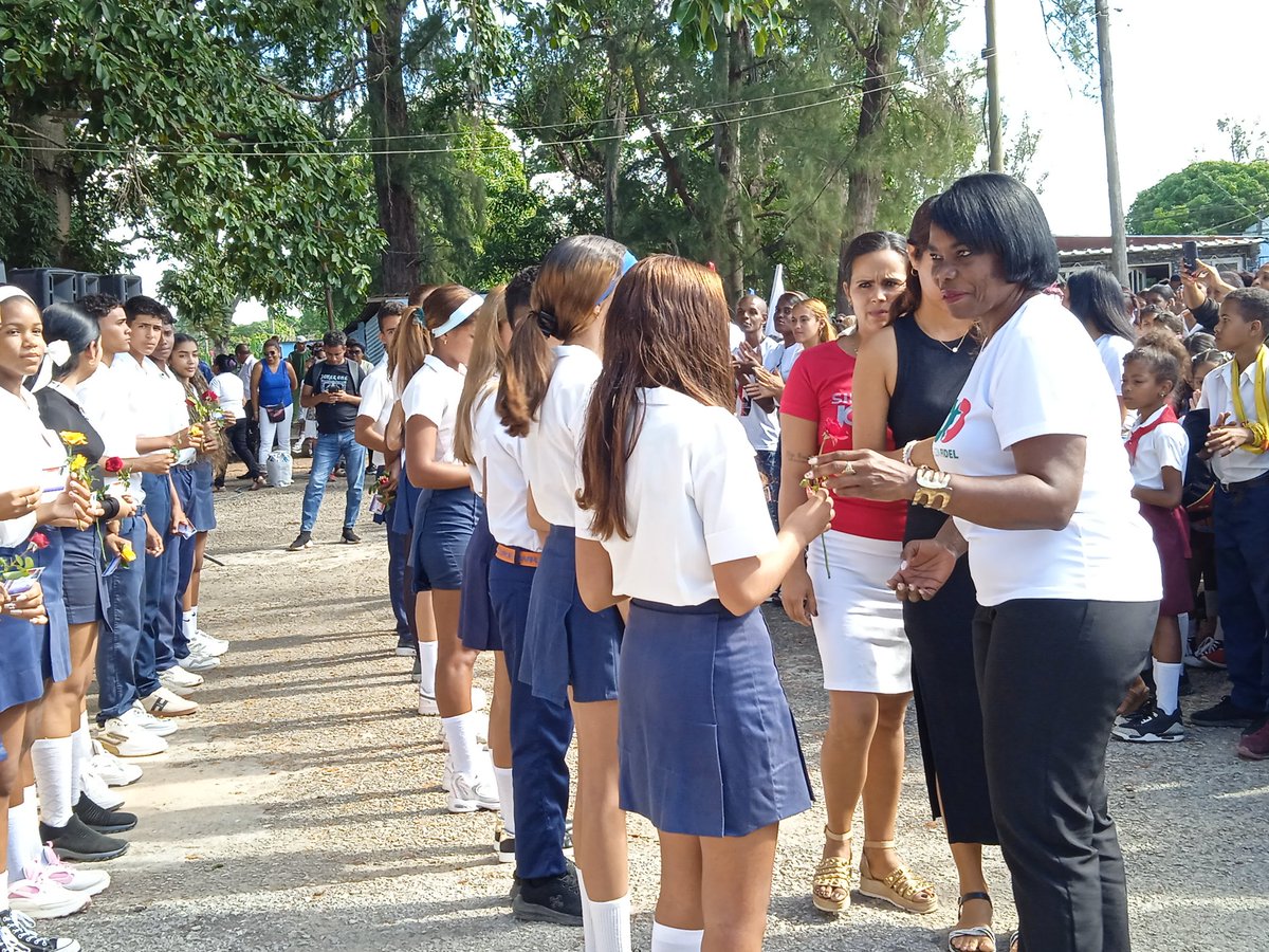 YarimaTrut54469's tweet photo. #Mella. #SantiagoDeCuba. Las nuevas generaciones inspiradas por la visión de Fidel, buscan construir un futuro dónde la dignidad prevalezca. Esos jóvenes, guardianes de sus ideas nos recuerdan que su espíritu vive en cada paso que damos hacia un mañana mejor . #100AñosConFidel . https://t.co/ZYJX141TFI