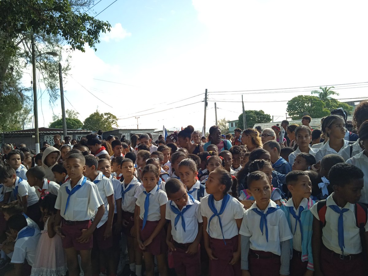 YarimaTrut54469's tweet photo. #Mella. #SantiagoDeCuba. Las nuevas generaciones inspiradas por la visión de Fidel, buscan construir un futuro dónde la dignidad prevalezca. Esos jóvenes, guardianes de sus ideas nos recuerdan que su espíritu vive en cada paso que damos hacia un mañana mejor . #100AñosConFidel . https://t.co/ZYJX141TFI
