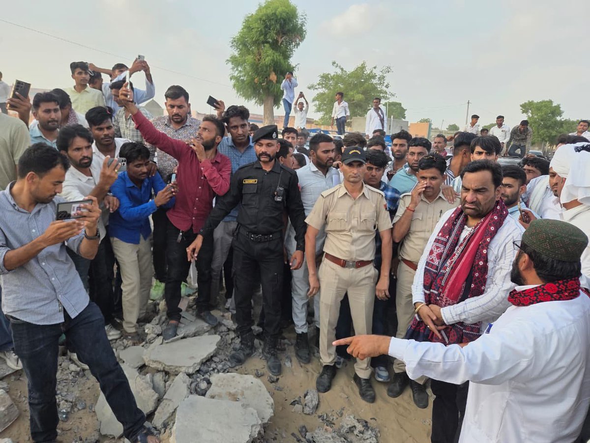 hanumanbeniwal's tweet photo. सरकार ने बिना जन सहमति के बोर्डर क्षेत्र में धार्मिक भावनाओं को आहत करने के लिए मस्जिद को तोड़ा,आज मैने बाड़मेर जिले के दौरान रामसर में मुस्लिम समाज के बंधुओं से संवाद किया और उनकी समस्याओं को सुना | https://t.co/j9vf6BIAbr