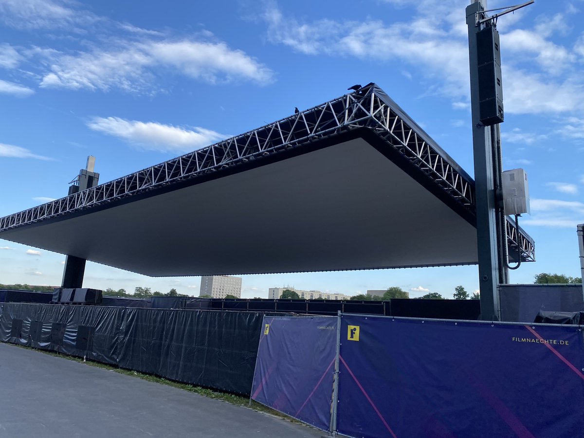 Hochtouren's tweet photo. nun finden wieder die Filmnächte am Elbufer in Dresden statt mit Europas größter mobiler Kinoleinwand (34x14=448qm) - diese dient bei Konzerten wie der Kaisermania zugleich als Bühnendach https://t.co/5M6uj00U0V https://t.co/0tCXZiv51x
