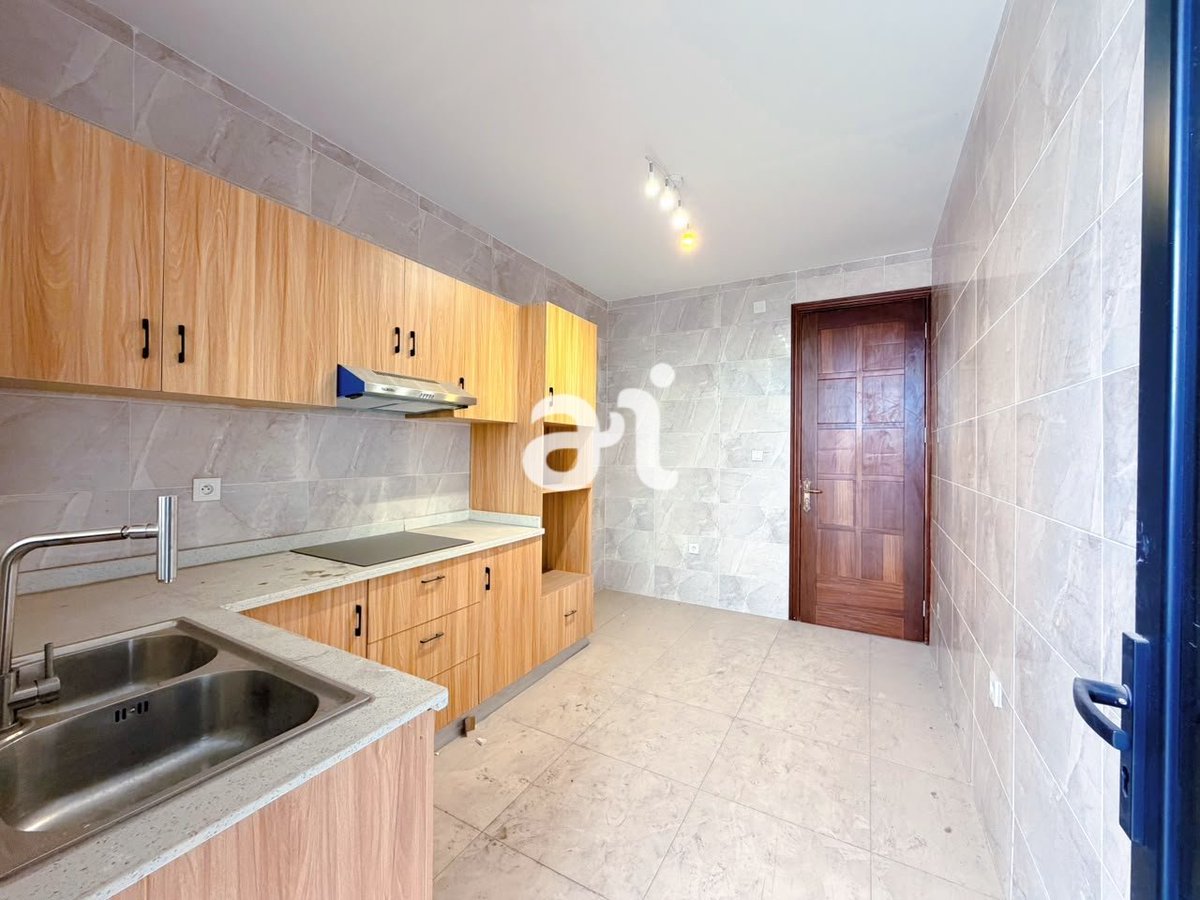 AlainImmo's tweet photo. VIVRE À LA GOMBE POUR 2.700 $ TCC– LE STANDING NEUF N'ATTEND QUE VOUS

Disponibles immédiatement, ces appartements neufs marient idéalement confort moderne, sécurité absolue et installations de premier ordre. Une opportunité rare à saisir sans tarder.

Chaque appartement a été pensé pour offrir une expérience de vie fluide et agréable :

Description : 

2 chambres lumineuses
2 salles de bains modernes.
1 salon spacieux s'ouvrant sur une terrasse 
1 salle à manger
 Cuisine  Entièrement meublée et équipée d'une terrasse

Détails supplémentaires: 
 
Hall d'accueil élégant, 
Guérite, 
Service de gardiennage opérationnel 24h/24 Ascenseur moderne.
Une salle de sport entièrement équipée et un Roof top avec terrasse commune
Groupe électrogène de grande capacité
Citernes d'eau, hydrophore et 
Places de parking

 Localisation : Kinshasa – Gombe, environnement prestigieux, calme et hautement sécurisé.
 Disponibilité :  Immédiate

 Prix: 2.700USD/mois (TCC)

📞 CONTACT & VISITES

Les opportunités de cette qualité à ce prix sur le secteur de la Gombe restent très peu de temps sur le marché. Planifiez votre visite guidée dès aujourd'hui :

 Téléphones : +243 817 699 634 | +243 906 665 362
 alainimmo@outlook.fr | infos@alainimmo.com | alaintshilolo@hotmail.com
 https://t.co/C6uEfWOf0p

#AlainImmo #LocationàGombe #Gombe #kinshasarealestate #ImmobilieràKinshasa #ImmobilierRdcongo