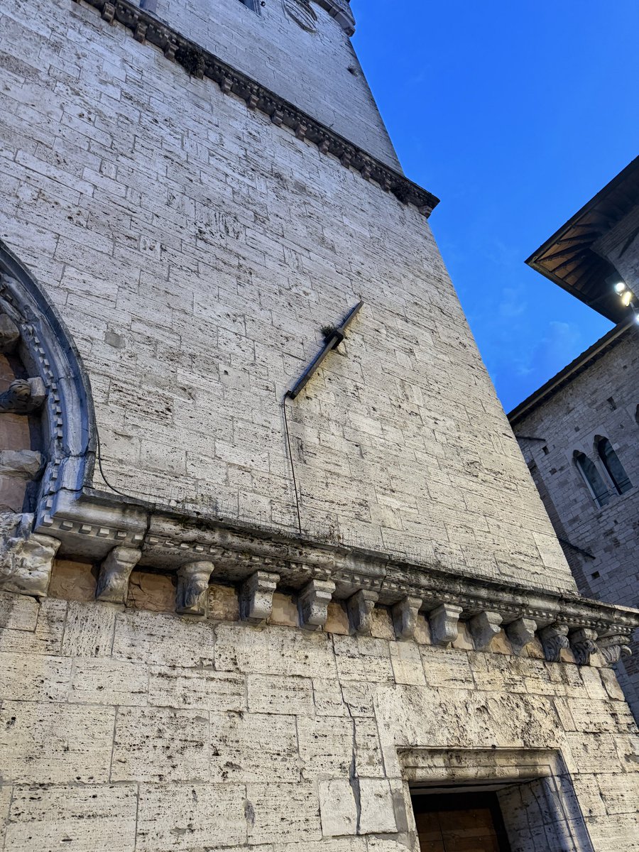 csevgut's tweet photo. He estado en la hermosa ciudad medieval de Perugia y allí tienen una Puerta Etrusca y me gustaría saber si el gran @imorenogallo la conoce. Además en muchos edificios medievales de la ciudad me ha parecido ver lo que parecen grapas enormes https://t.co/iZ8F2xhTKa